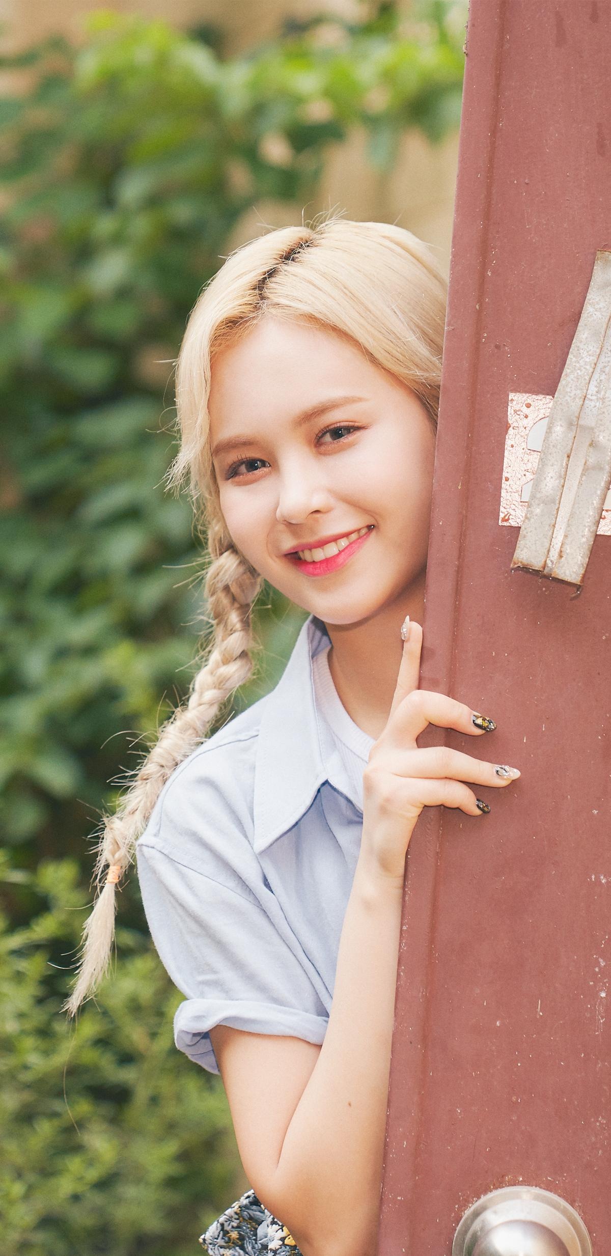 EVERGLOW K Pop E U Park Jiwon Smiling Dyed Hair Asian Women Painted Nails Blonde Braided Hair Women  1200x2467