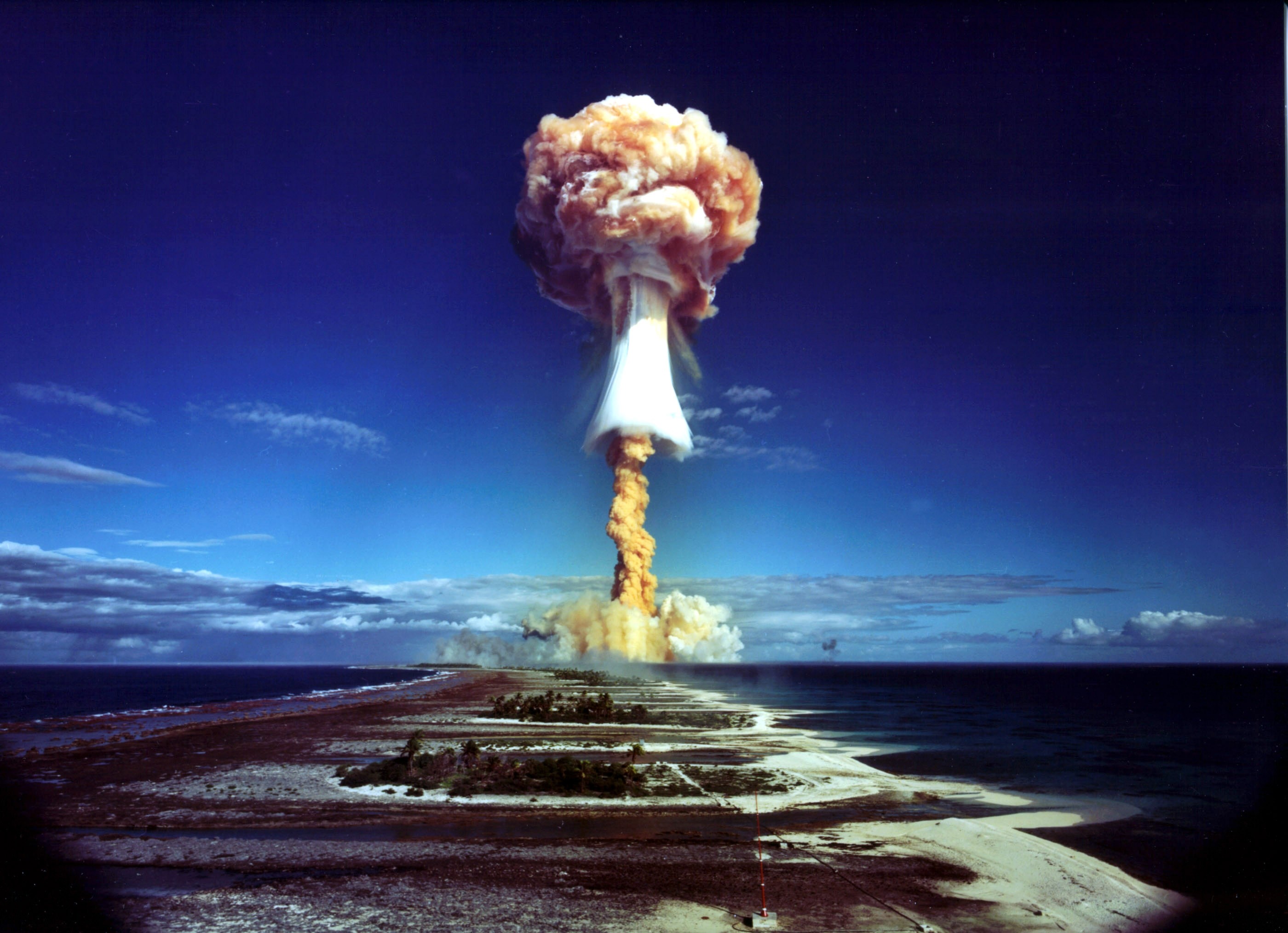 Nuclear Explosion Mushroom Clouds Atolls Bikini Atoll Sea 2800x2028