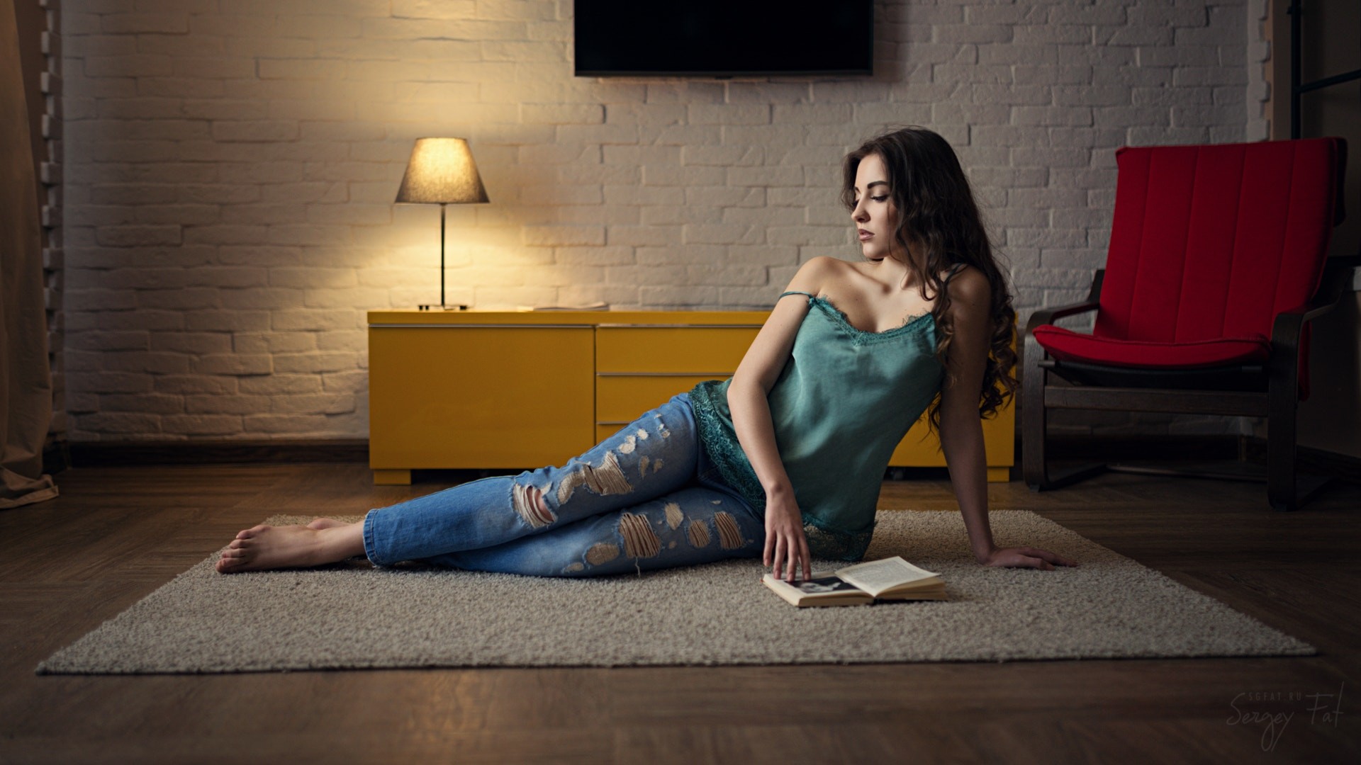 Women Sergey Fat On The Floor Torn Jeans Portrait Tiptoe Zlata Avdeeva 1920x1080
