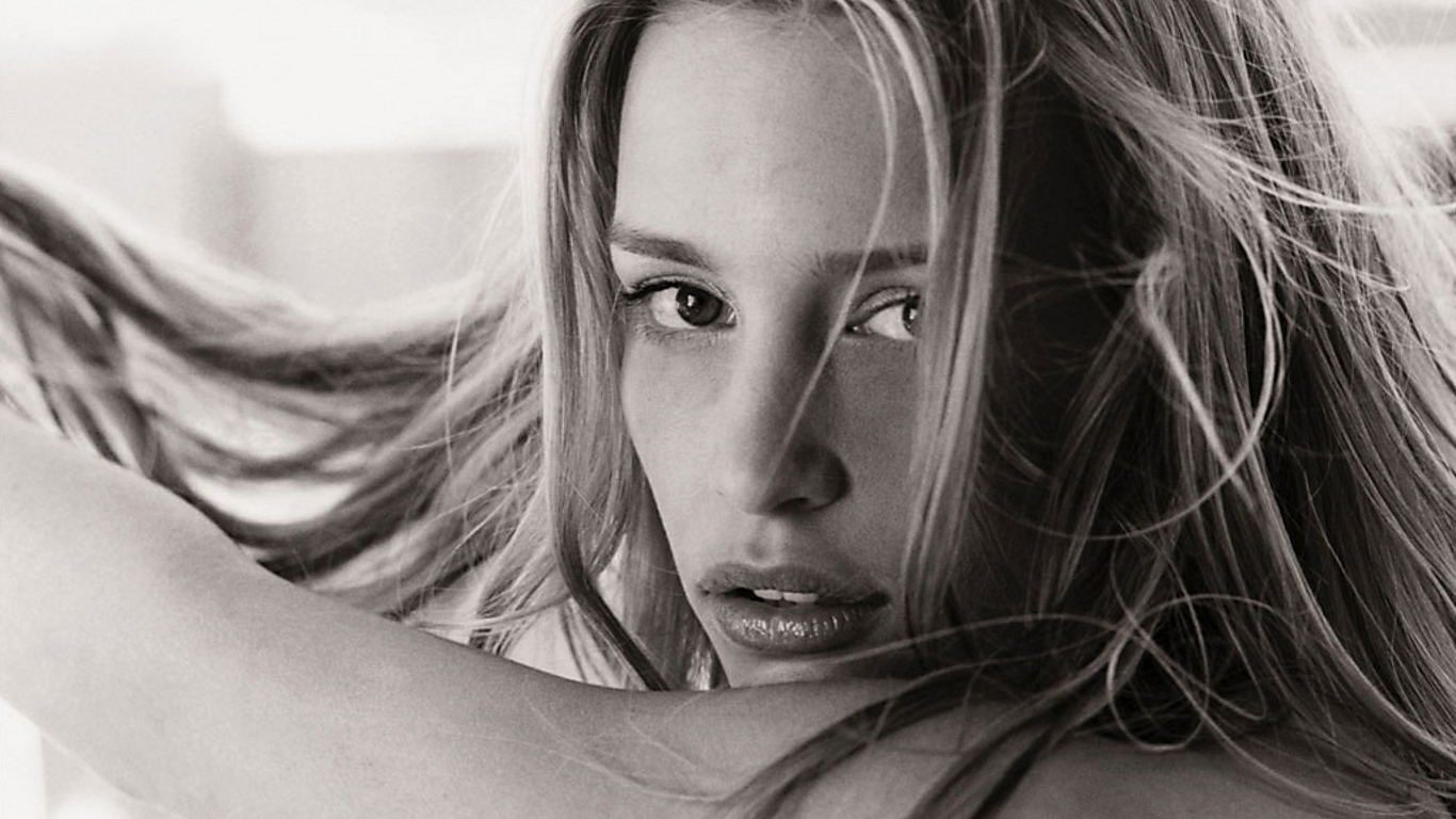 Piper Perabo 1366x768