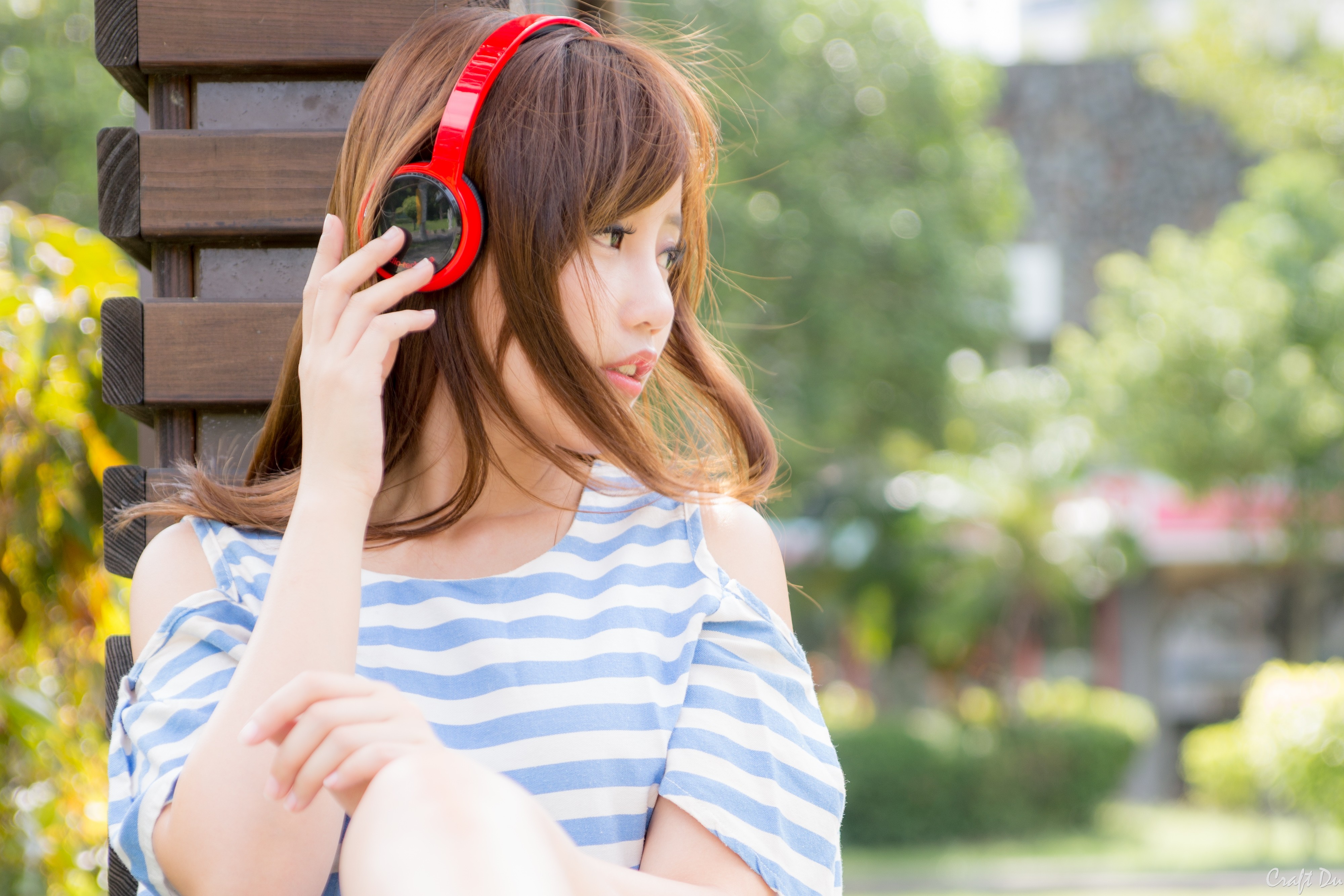 Redhead Headphones Looking Away Gao Minmin Striped Clothing Auburn Hair Long Eyelashes Women Outdoor 4000x2667