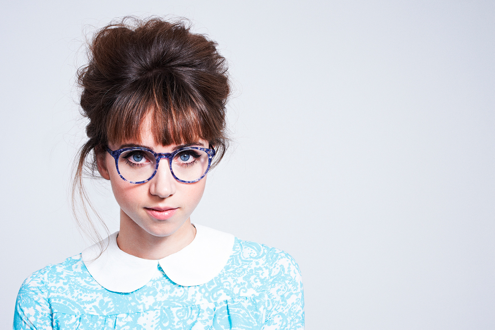 Zoe Kazan Women With Glasses Actress Women Simple Background Frontal View 1600x1065