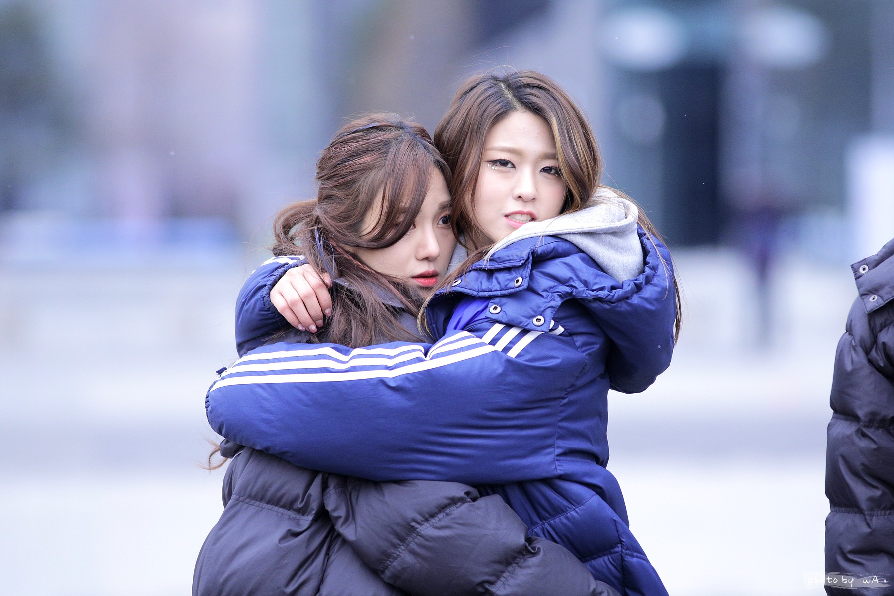 AOA Hugging Asian Seolhyun 1800x1200