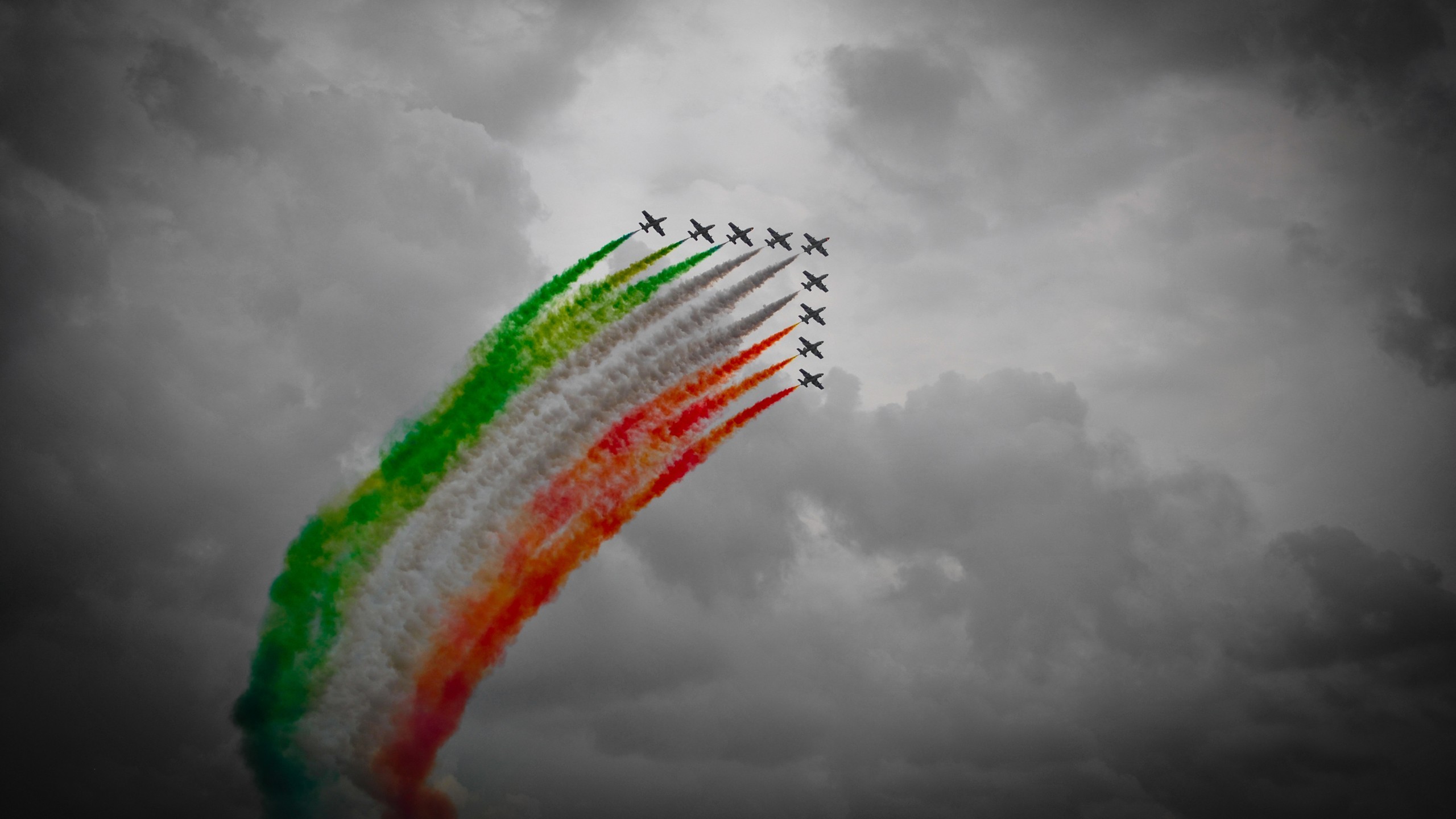 Frecce Tricolori Selective Coloring Photography Aircraft Airplane Italian Air Force Italy Aircraft 2560x1440