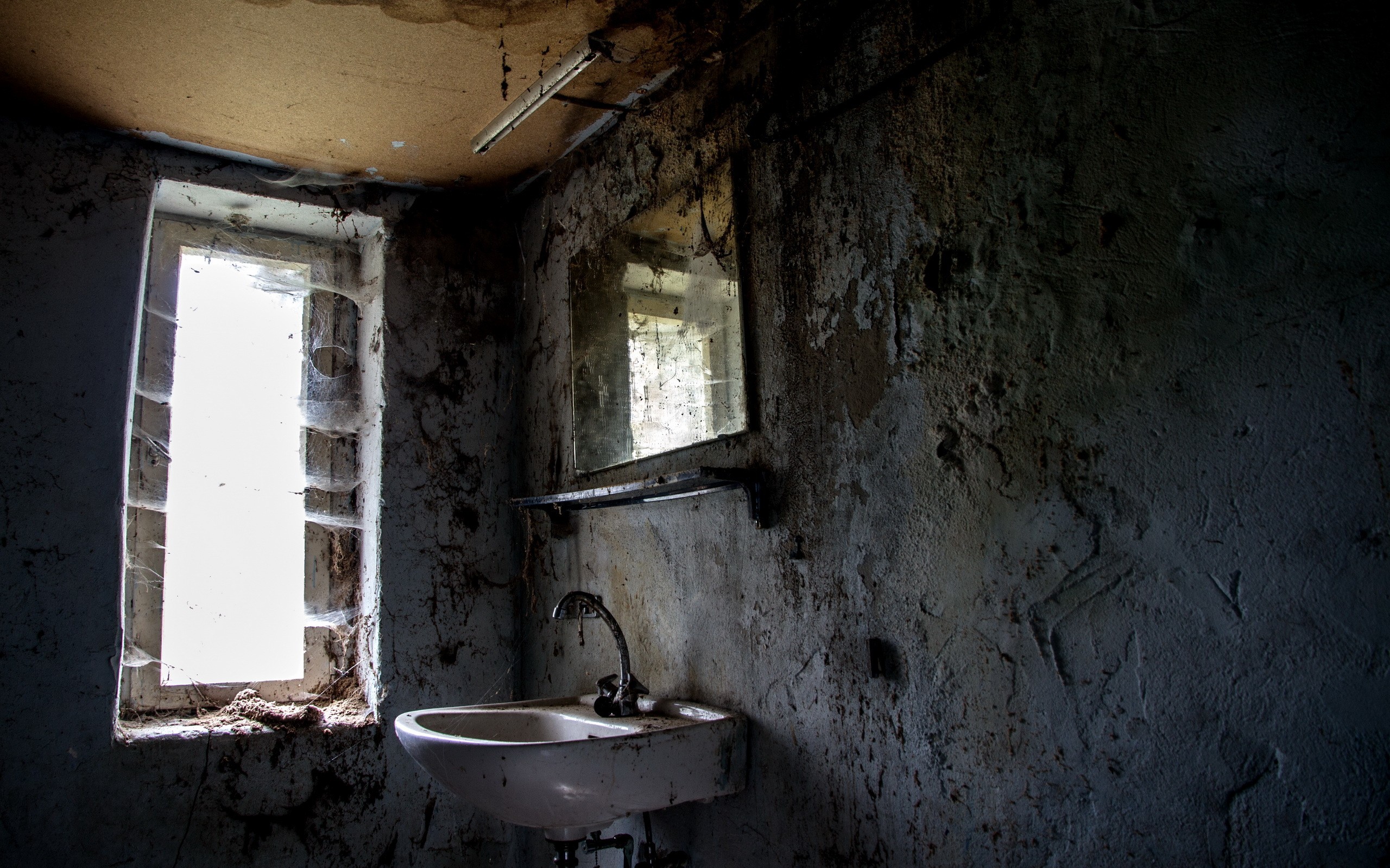 Interior Ruins Abandoned Bathroom Spider Webs Spiderwebs Mirror Window 2560x1600