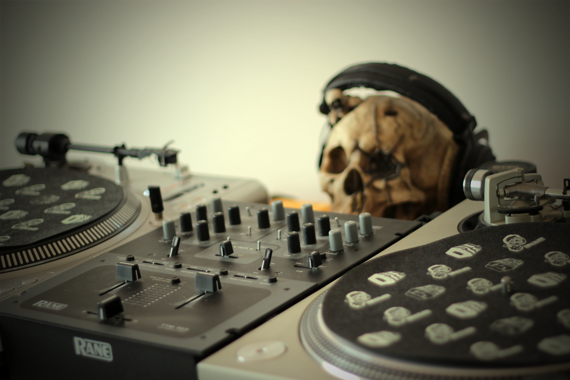 Turntables DJ Skull Audio Scratches Vinyl Mixing Consoles Beige 2000x1333