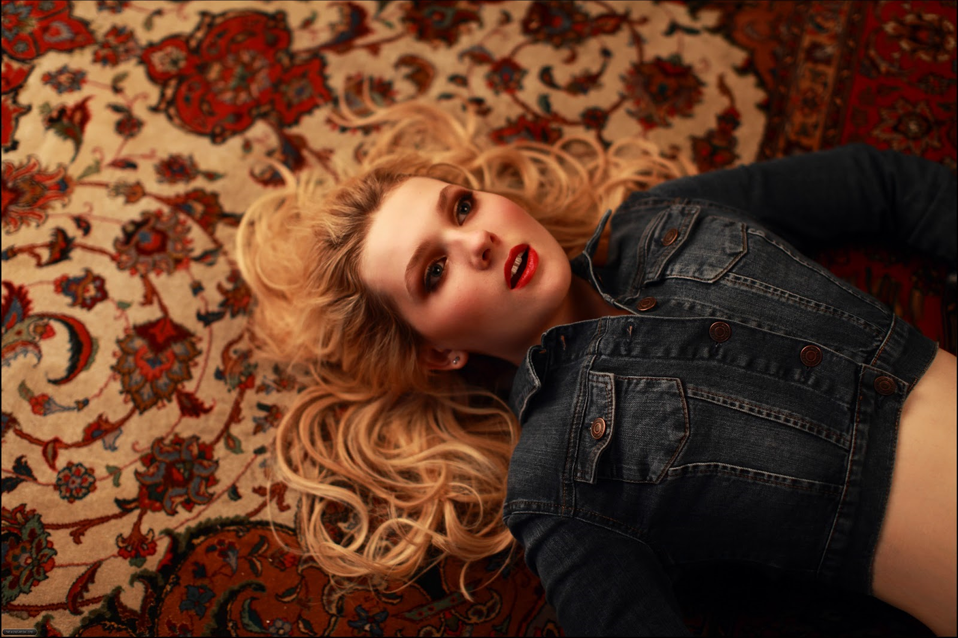 Abigail Breslin Actress Red Lipstick Blonde Women Jeans Jacket Open Mouth On The Floor 1920x1280