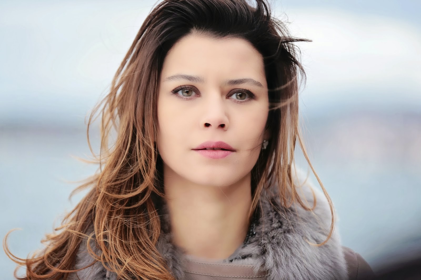 Beren Saat Long Hair Face Women 1600x1066