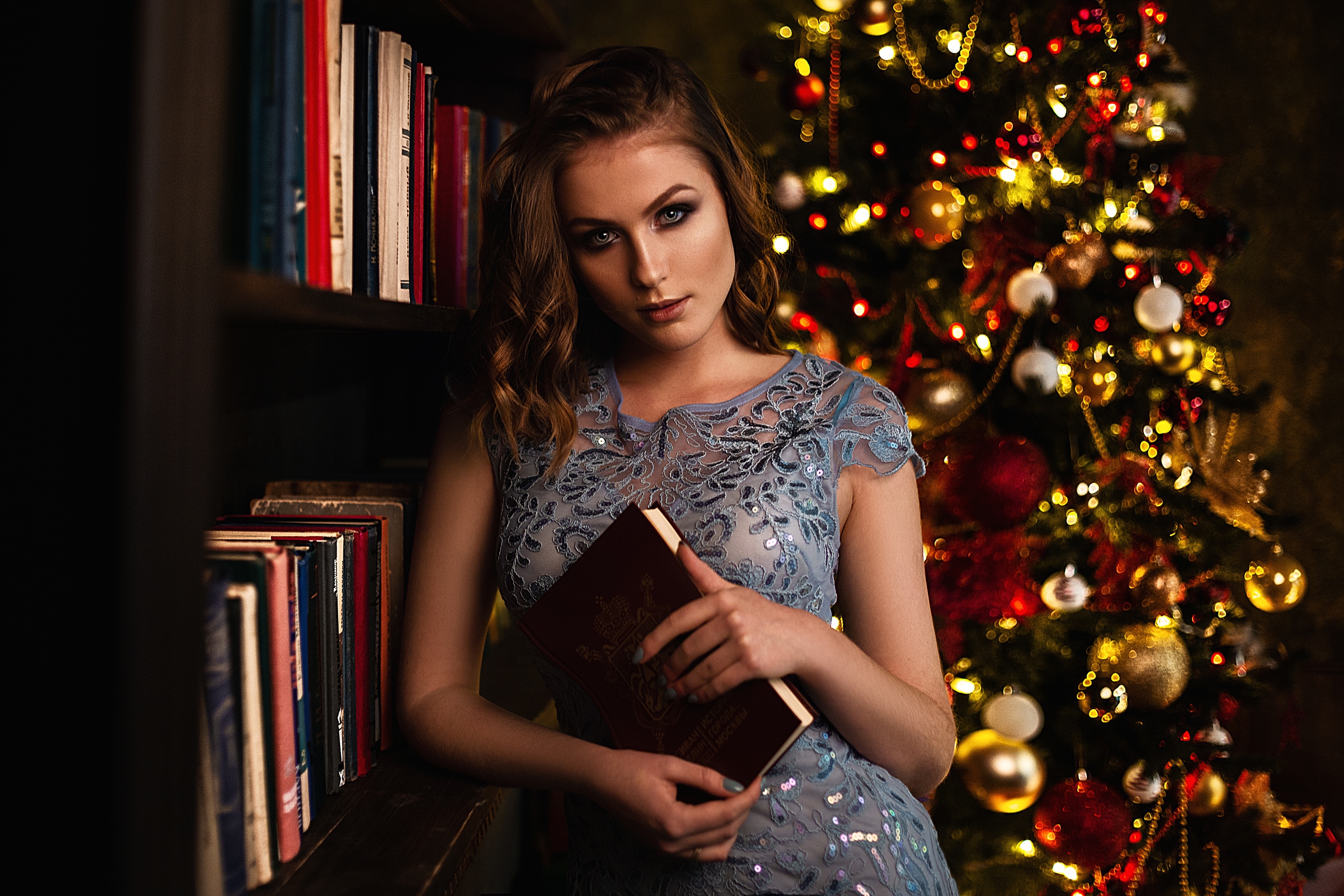 Women Model Brunette Looking At Viewer Portrait Painted Nails Indoors Christmas Christmas Tree Chris 2560x1707