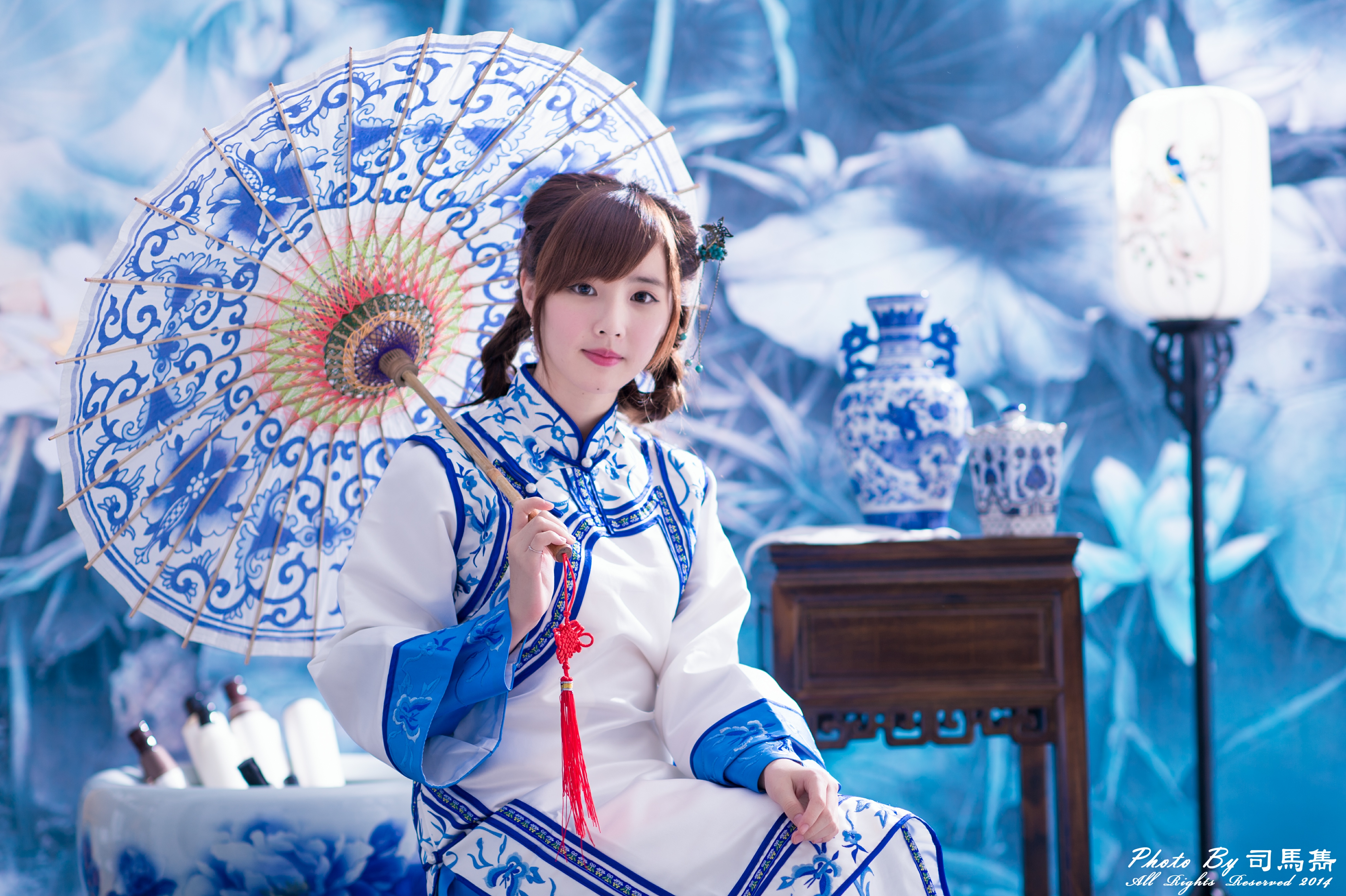 Girl Model Asian Taiwanese Traditional Costume Umbrella Vase Lantern Yu Chen Zheng 4928x3280