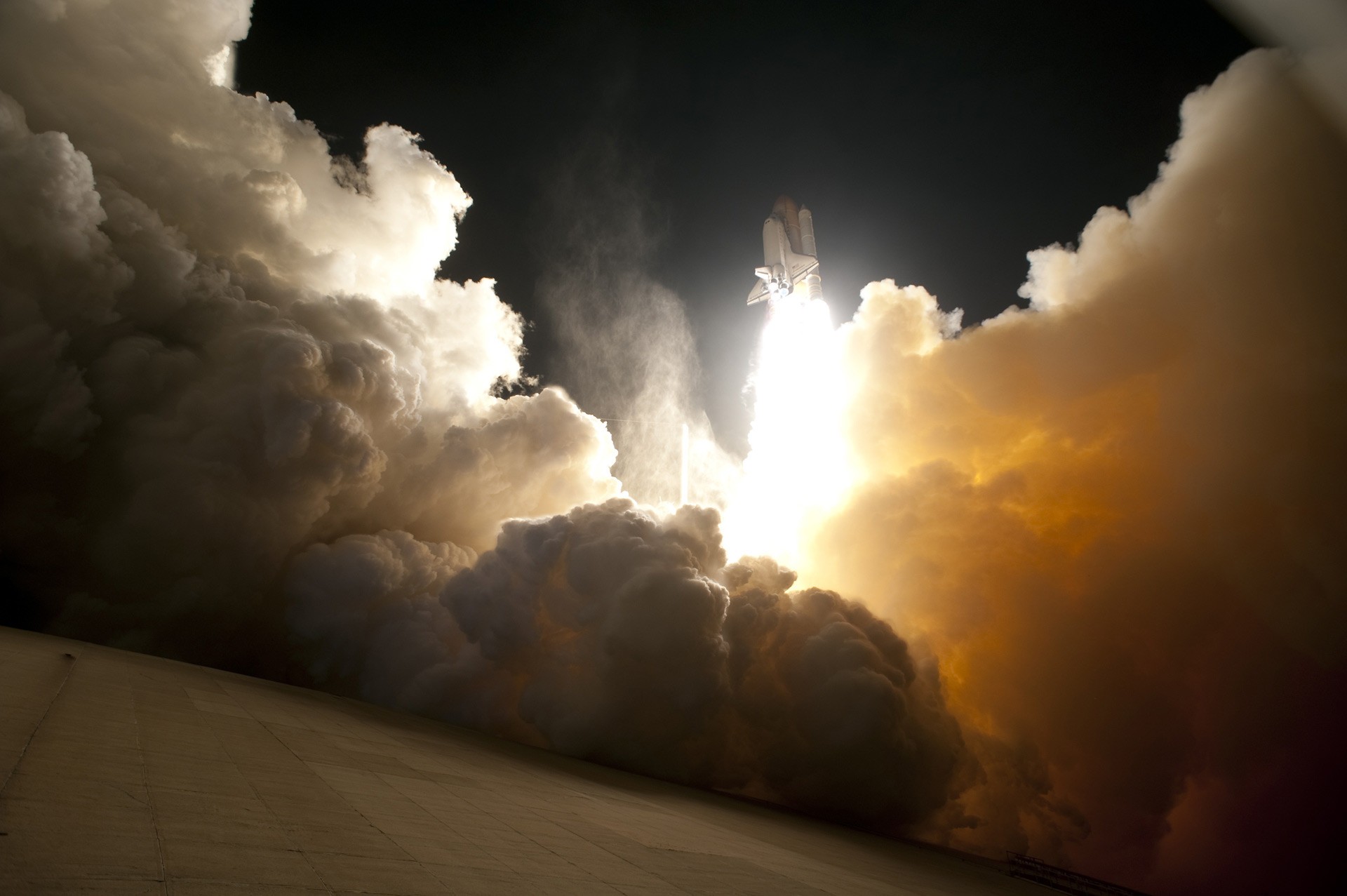 Vehicle Smoke Space Shuttle Space Shuttle Discovery 1920x1277