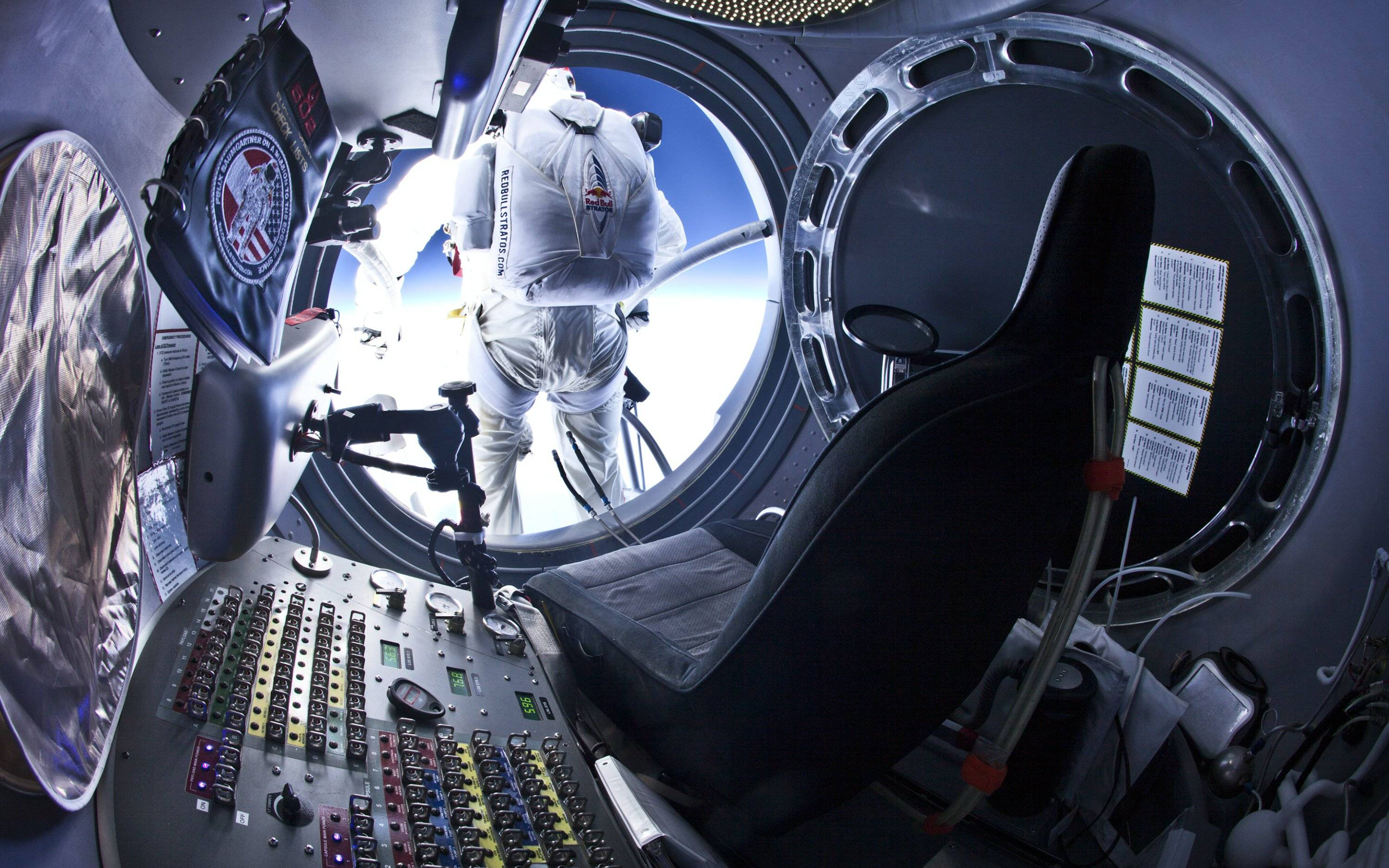 Skydiving Red Bull Capsule Seat Felix Baumgartner Space Spaceship 2880x1800