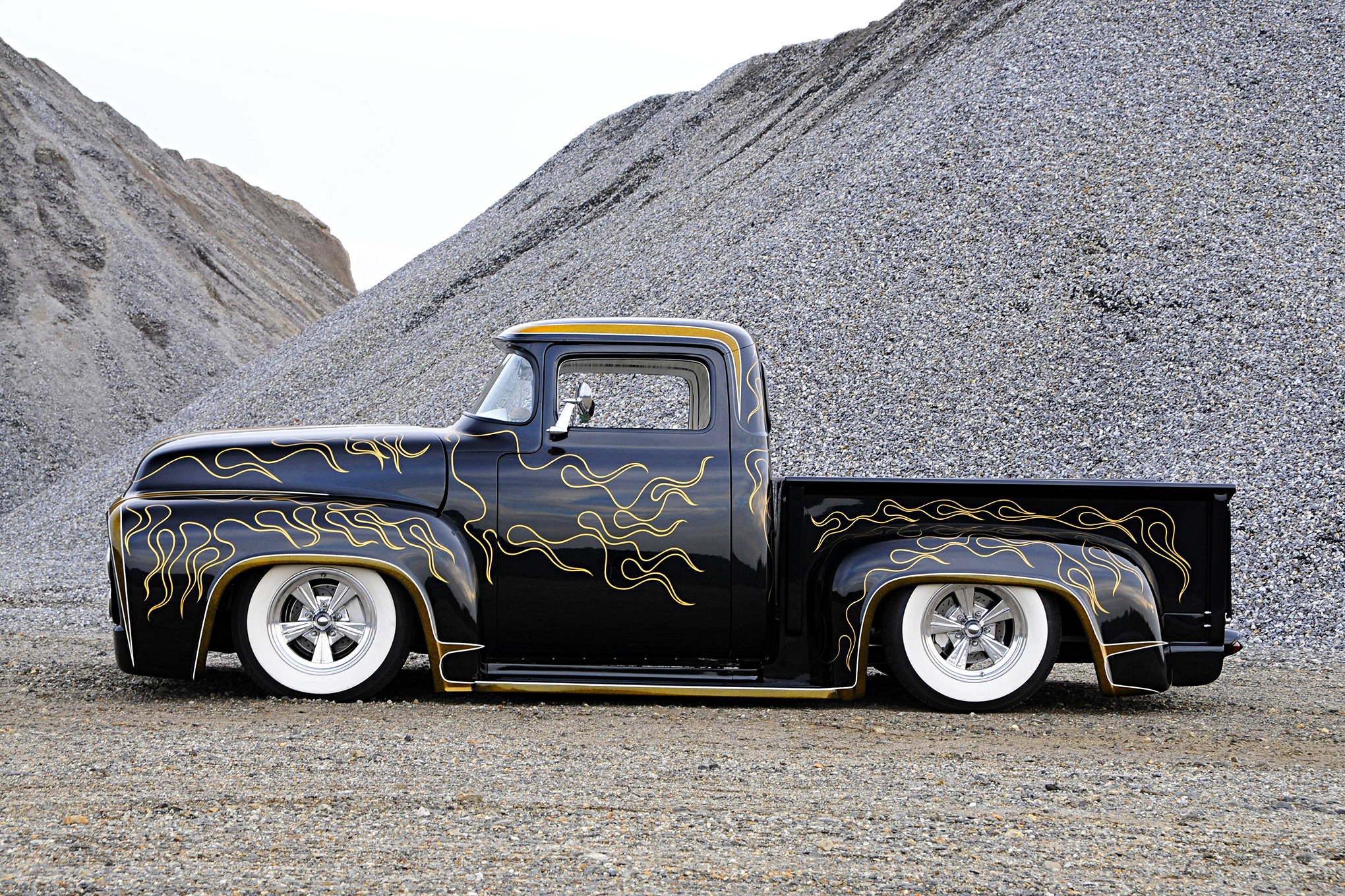 Hot Rod Lowrider Pickup 2040x1360