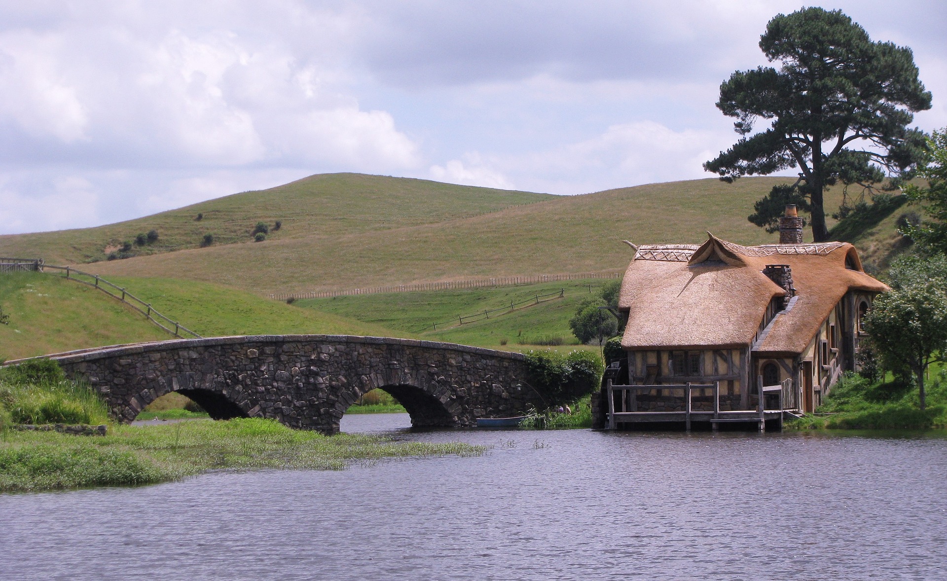Hobbiton Bridge House Lake Lord Of The Rings 1920x1178