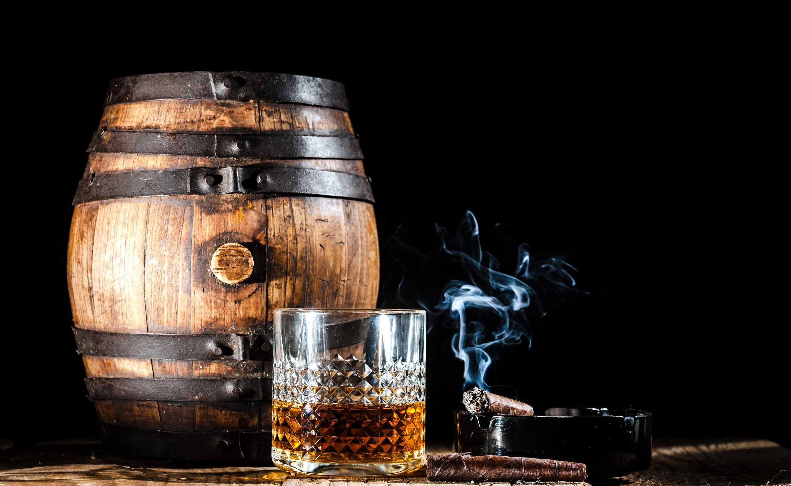 Alcohol Cigars Smoke Drinking Glass Barrels 2560x1573