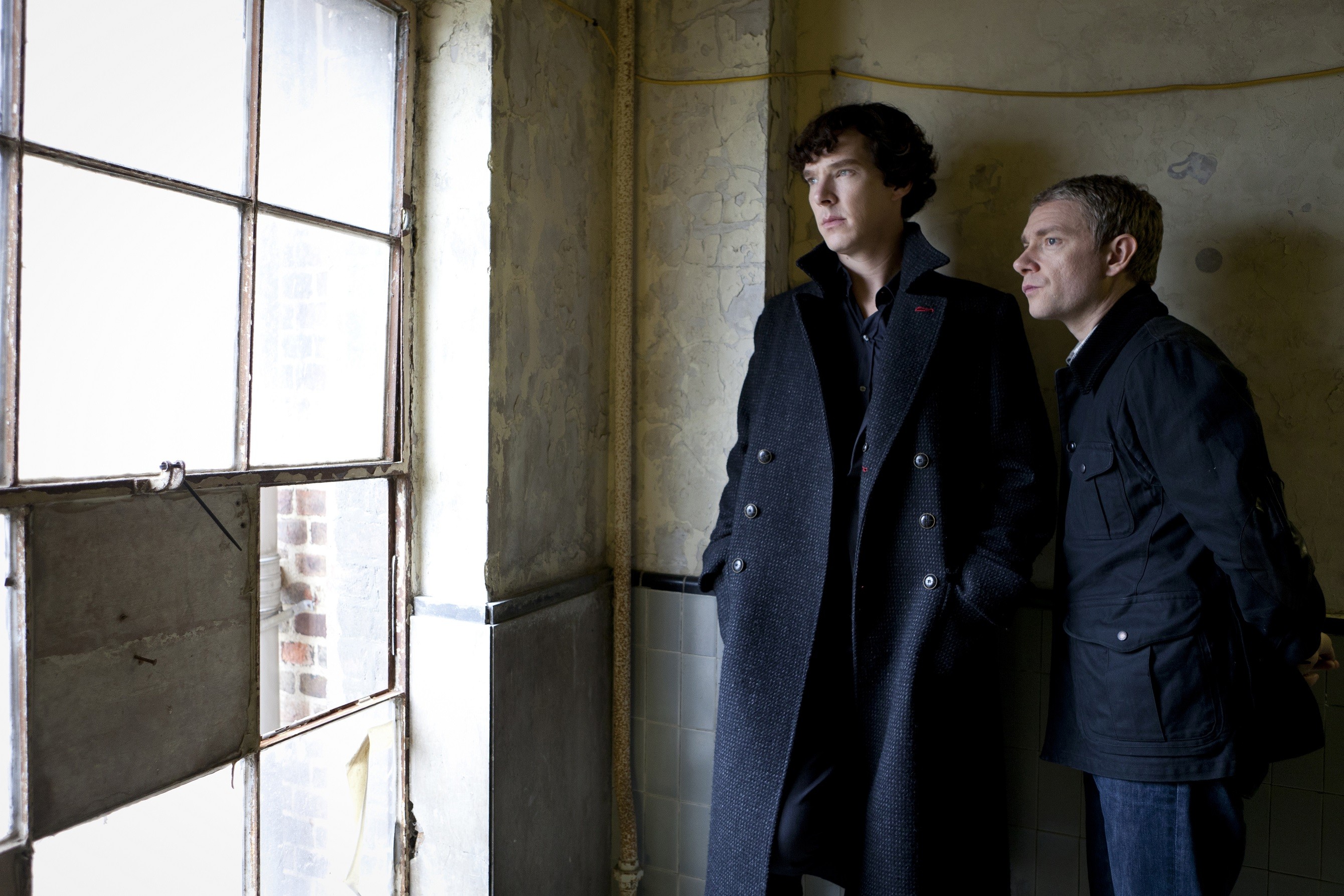 Sherlock Holmes Sherlock John Watson Benedict Cumberbatch Martin Freeman BBC Looking Out Window 2680x1787