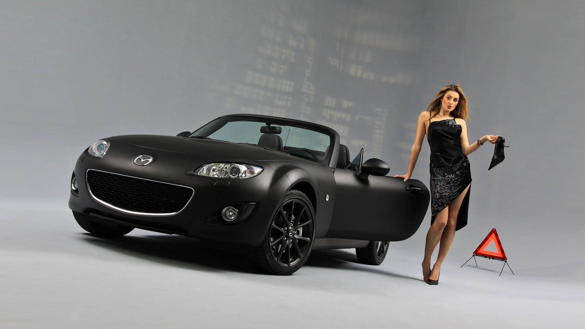 Лучшая машина для женщины. Mazda mx5 Black. Дама в автомобиле. Машины для женщин. Девушка в машине.
