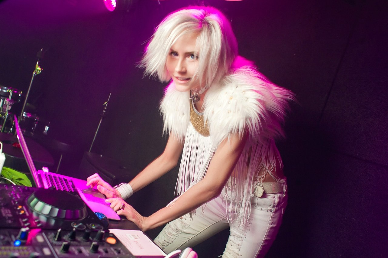 Julia Vlasova Women Blonde DJ White Clothing 1280x853