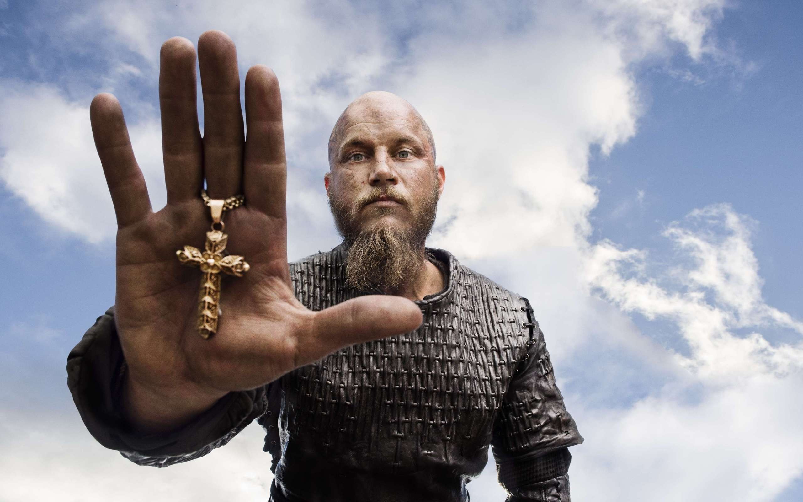 Ragnar Lodbrok Vikings Men Ragnar Lodbrok Vikings TV Series Cross Hands Frontal View High Angle 2560x1600