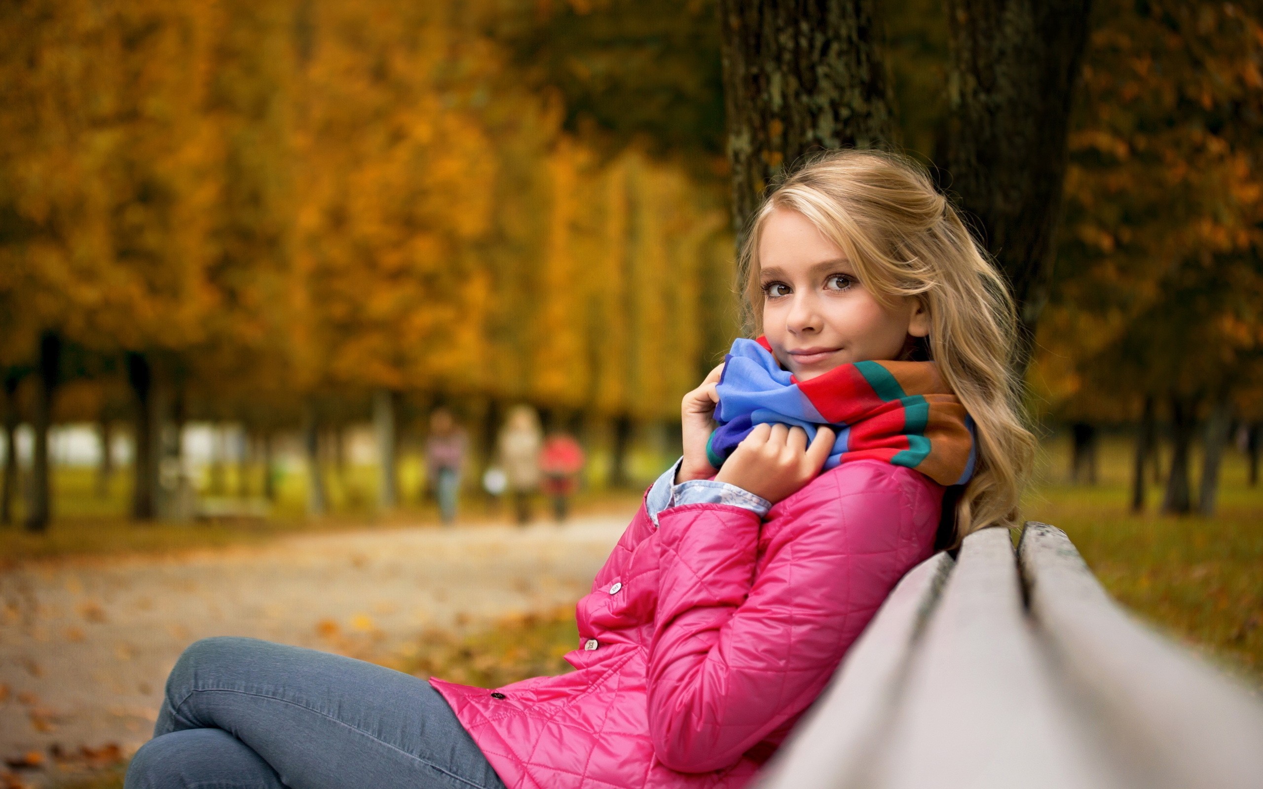 Fall Women Blonde Scarf Bench Jeans Looking At Viewer Women Outdoors Park Depth Of Field Trees Pink  2560x1600