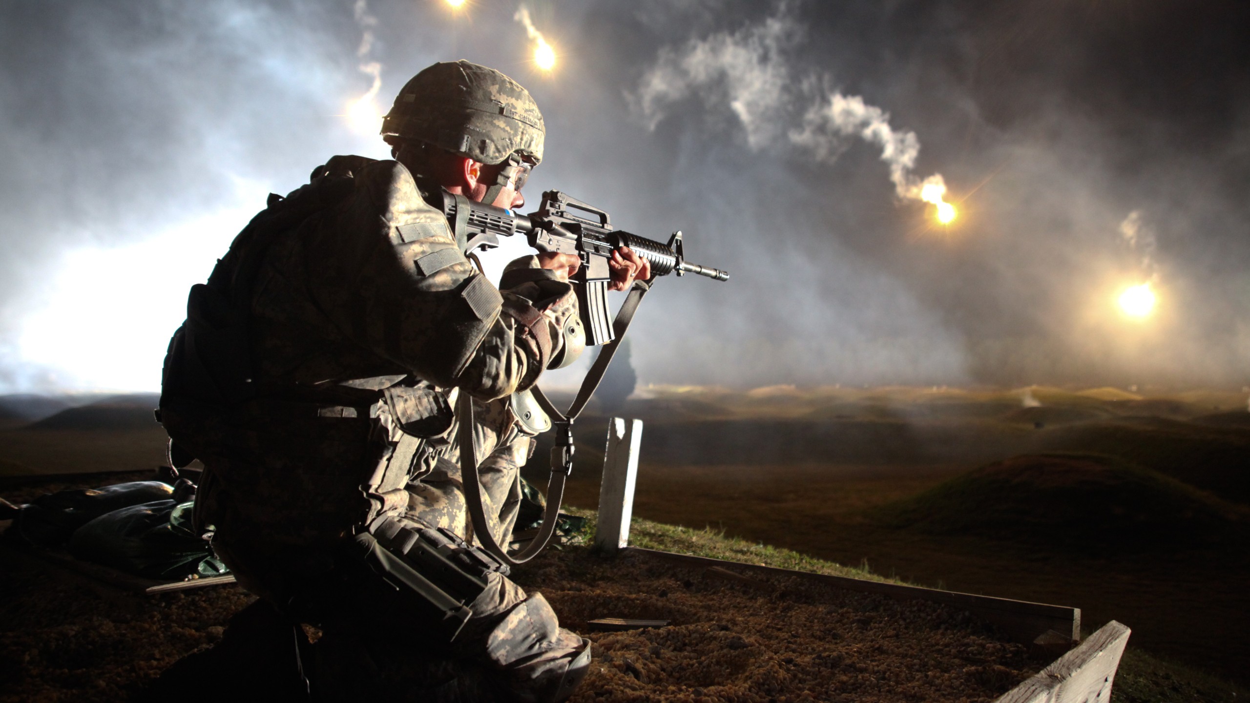 Military Flares United States Army Night Smoke Soldier M4 2560x1440
