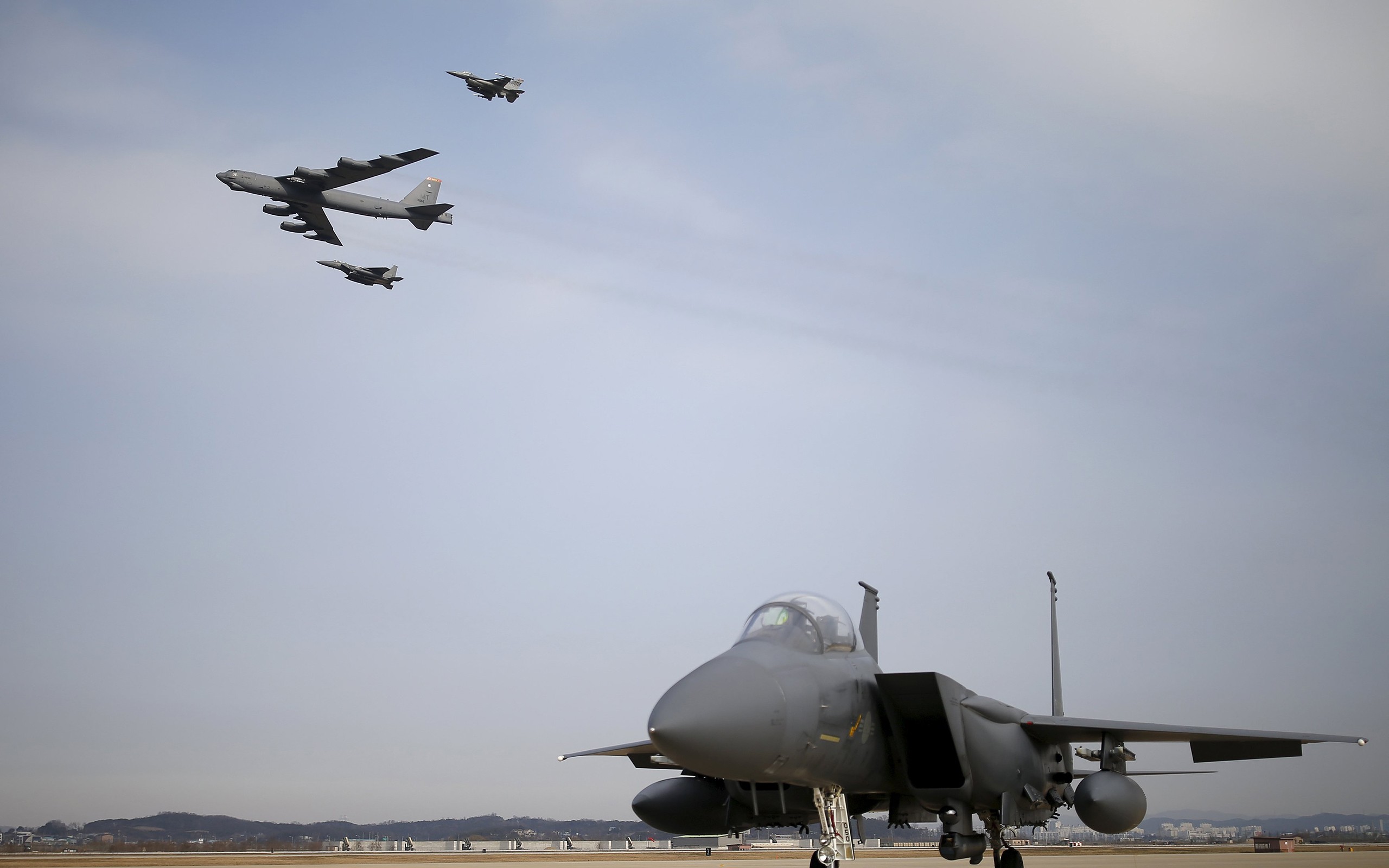 McDonnell Douglas F 15 Eagle General Dynamics F 16 Fighting Falcon Boeing B 52 Stratofortress Milita 2560x1600