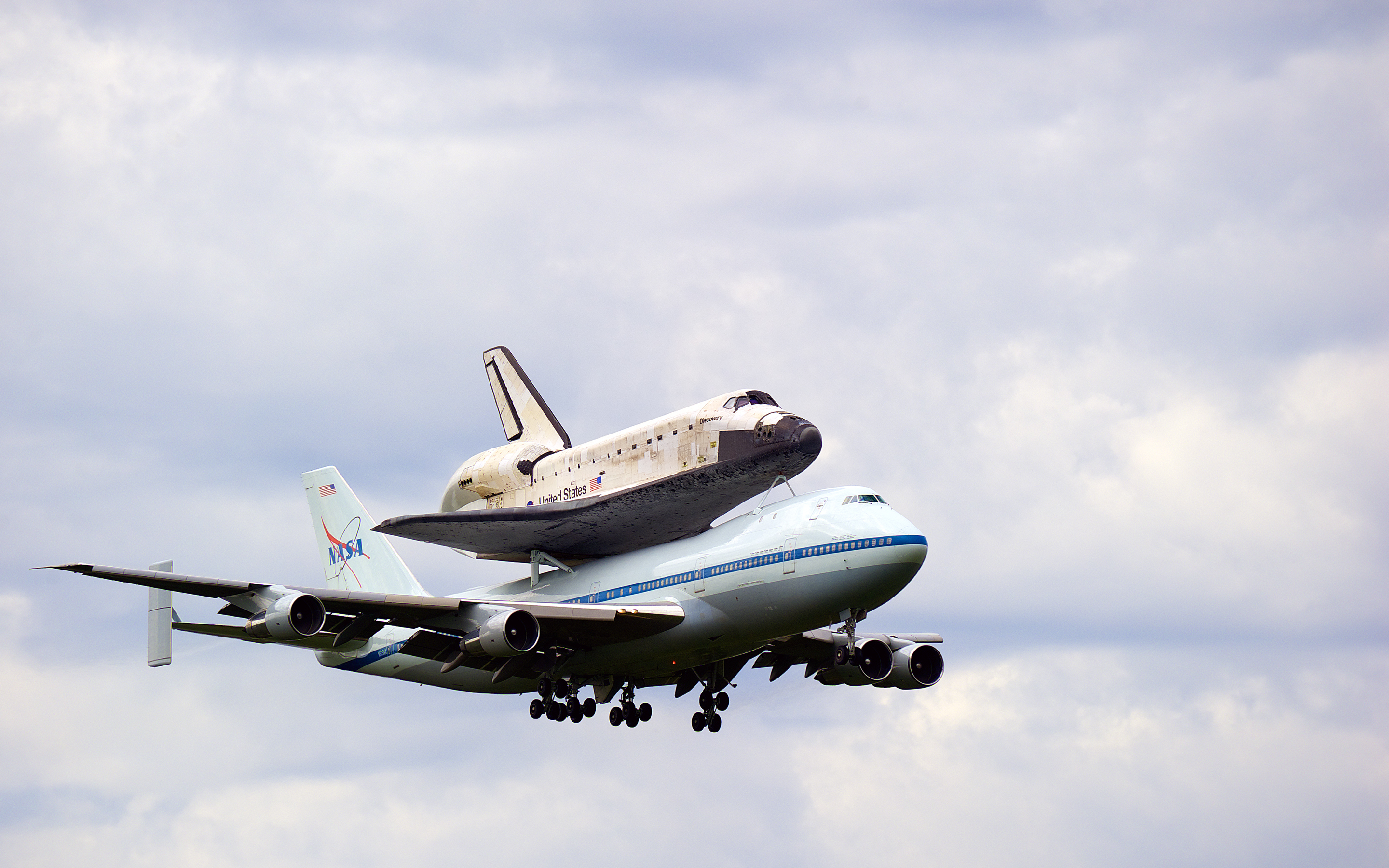 Vehicles Space Shuttle Discovery 2880x1800