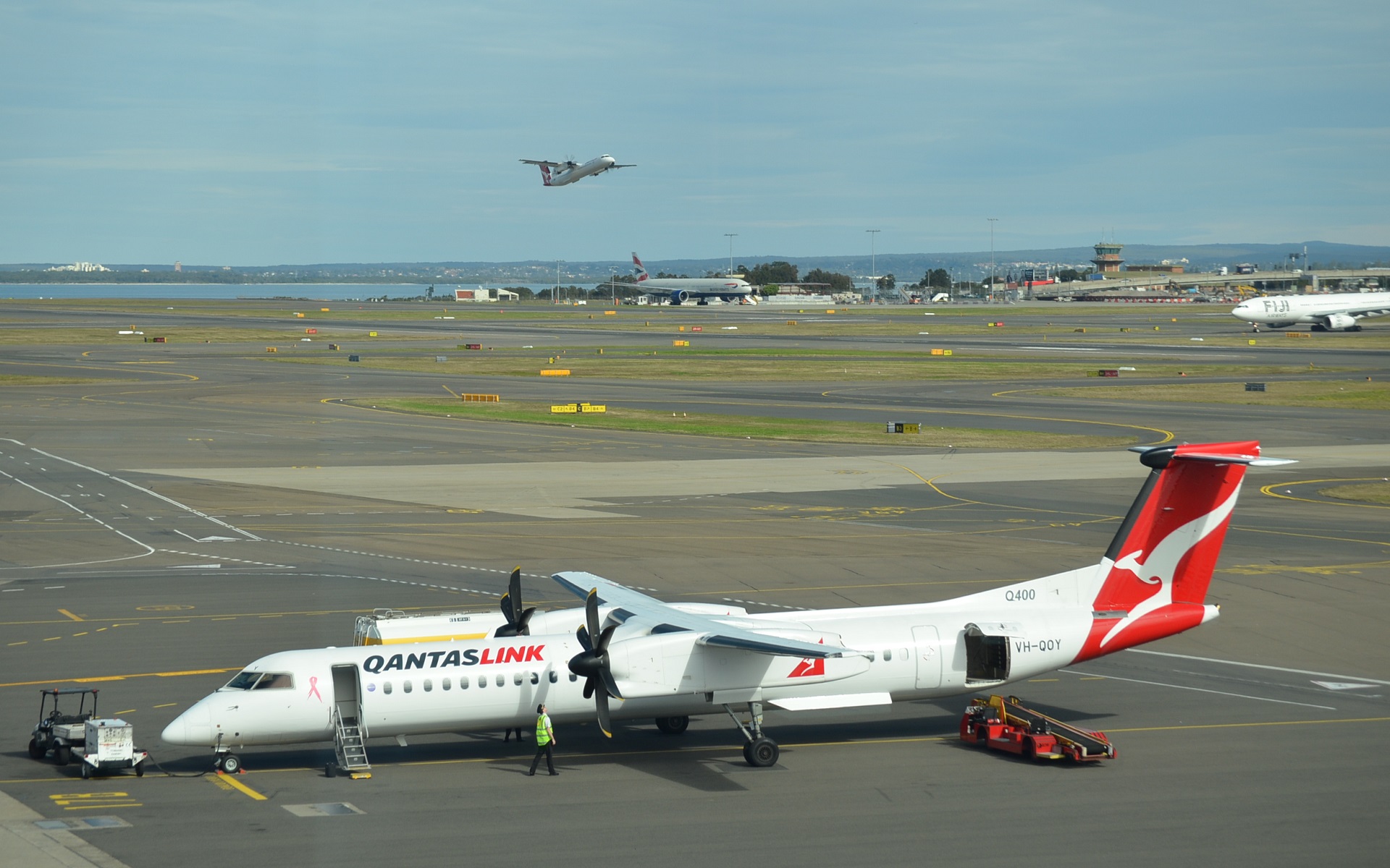 Bombardier Qantas Airplane Aircraft Vehicle Airport Dash 8 Qantaslink Sydney 1920x1200