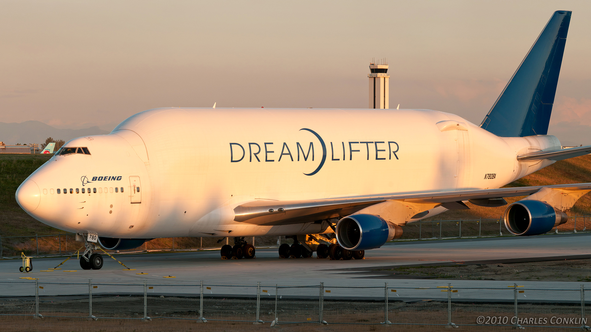 Airplane Boeing 747 Dreamlifter 1920x1080