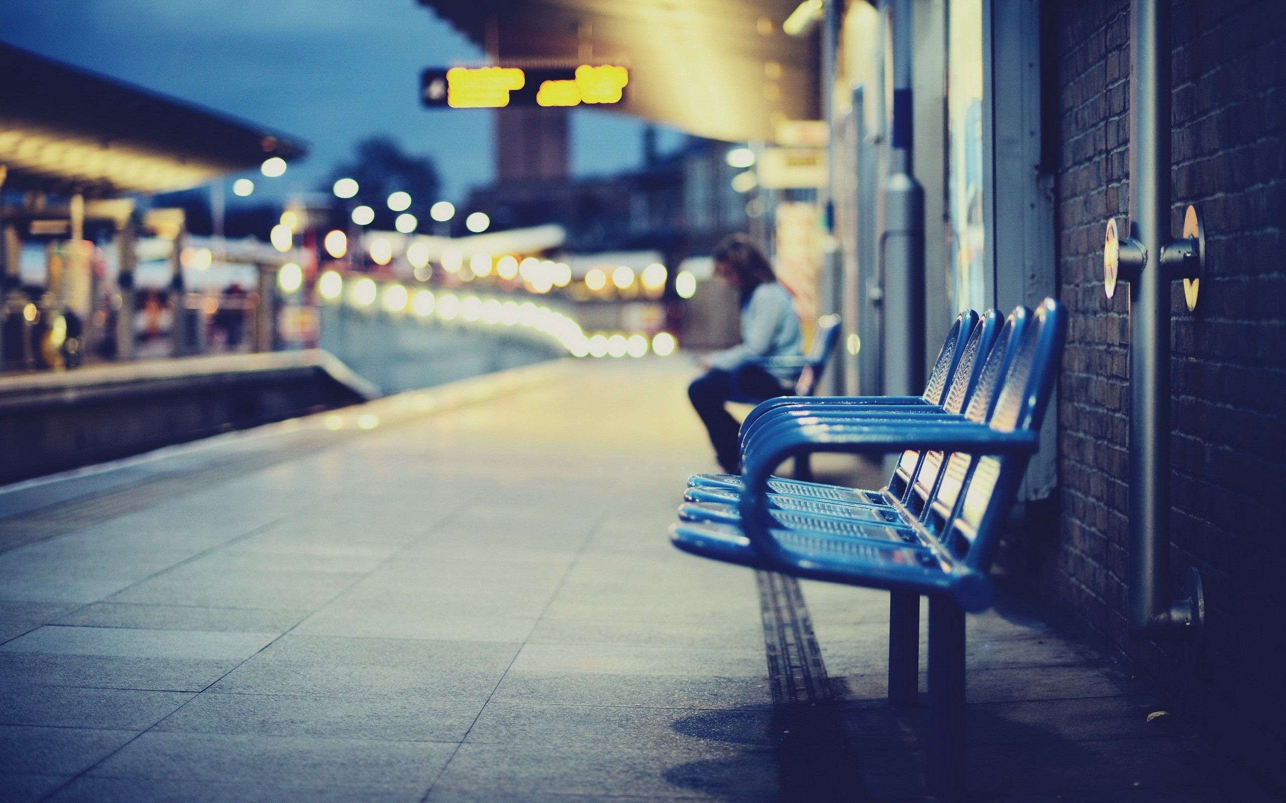 Depth Of Field Bokeh Bench Bricks Railway Station Night Bench City Lights Pavements Blue Evening 2560x1600