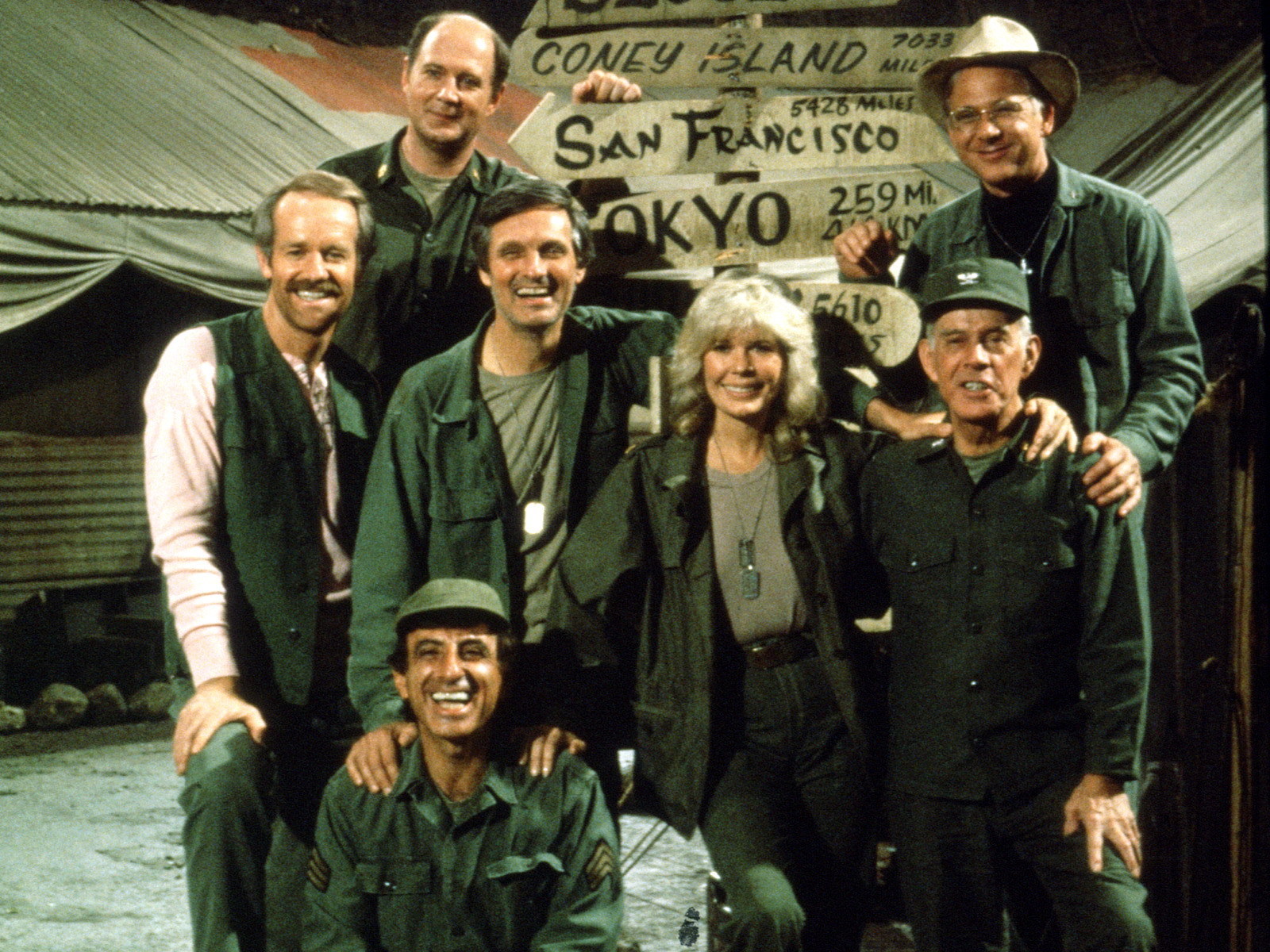 M A S H Alan Alda Hawkeye Loretta Swit Margaret Houlihan Mike Farrell B J Hunnicutt Jamie Farr Maxwe 1600x1200