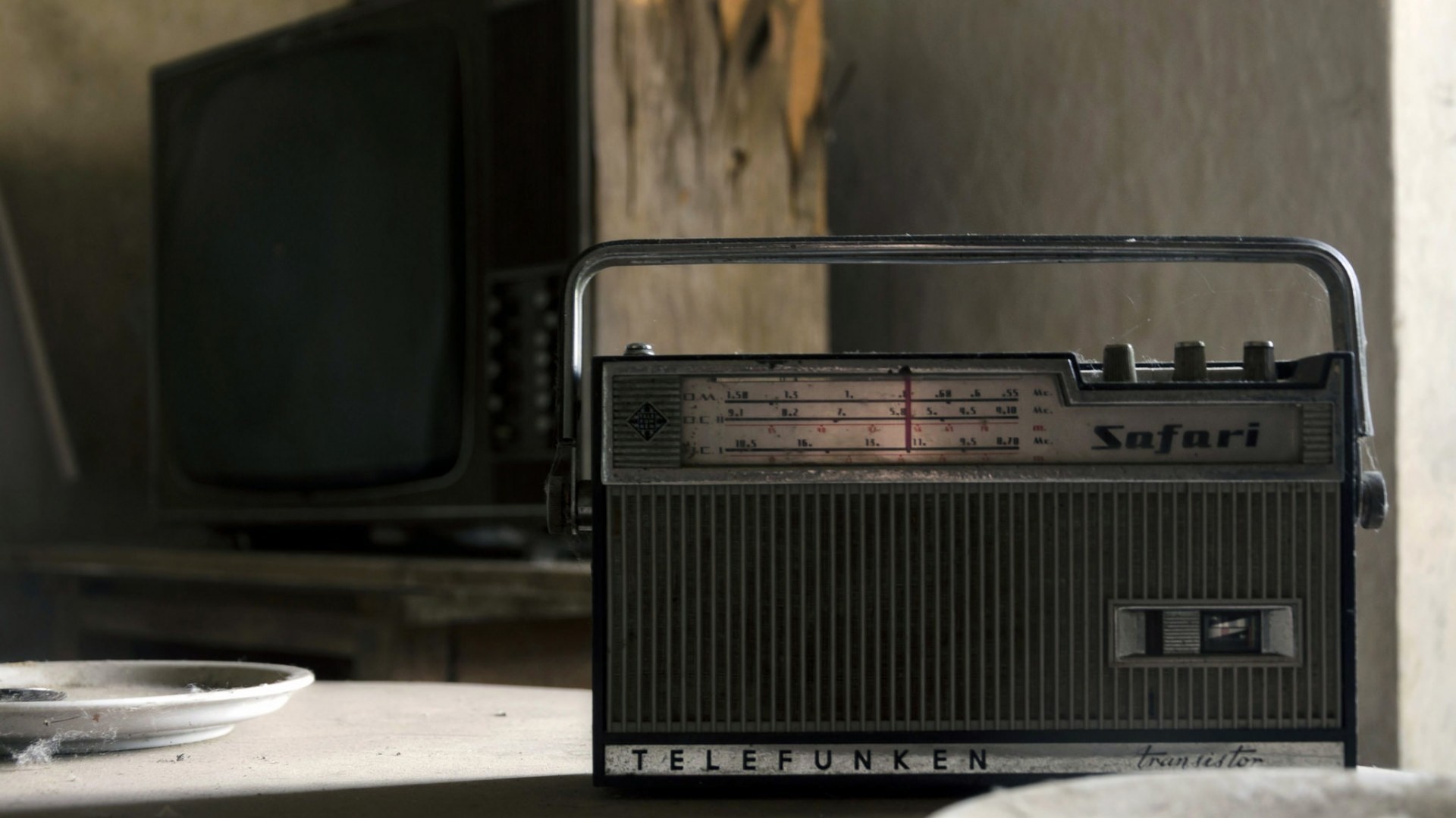 Abandoned Old Television Sets Radio Table Plates Dust Vintage 1920x1080