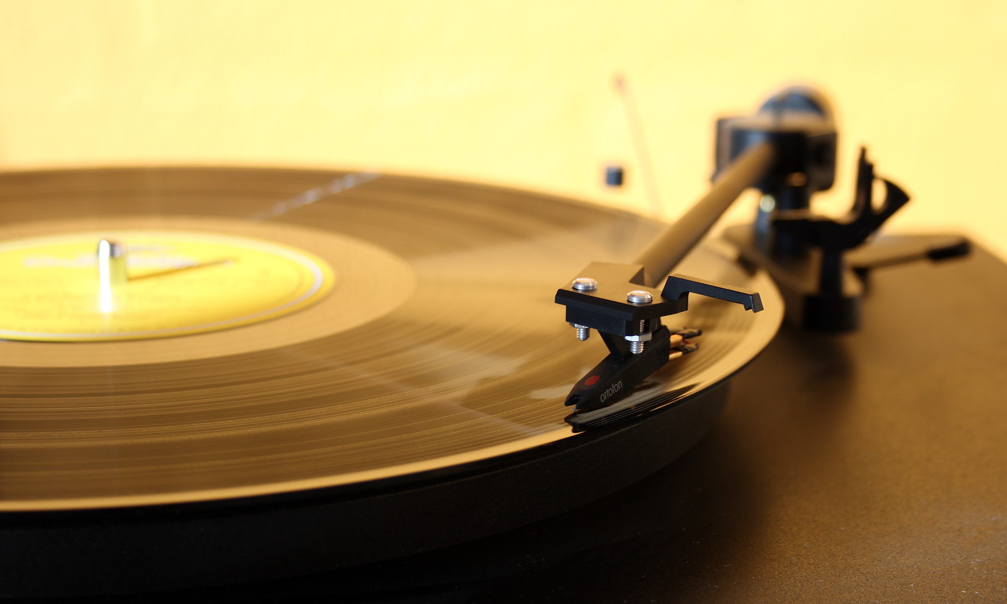 Turntable Record Old 3276x1966