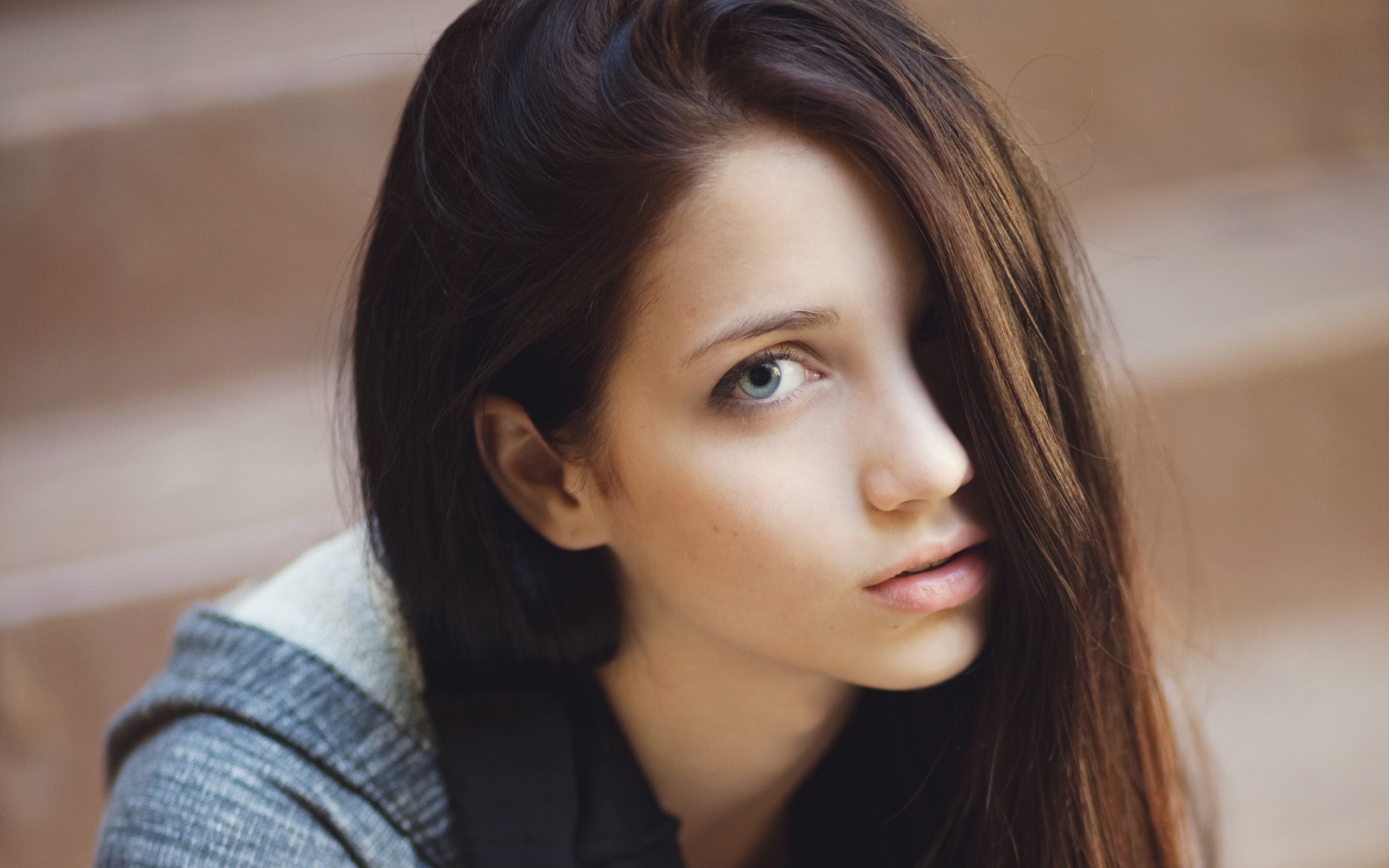 Emily Rudd Brunette Face Hair In Face Looking At Viewer Lips Depth Of Field Women Women Face Emily R 2560x1600