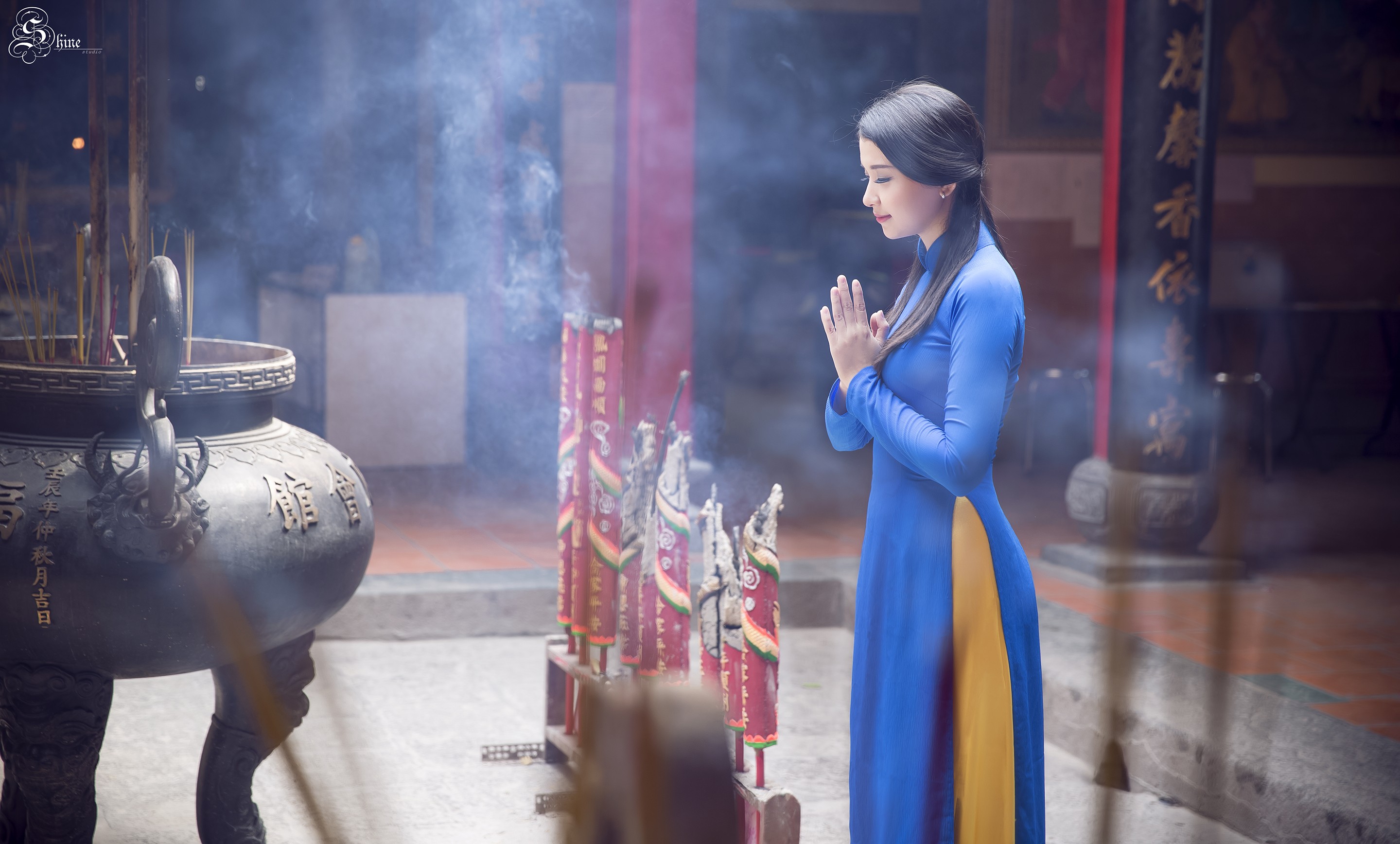 Ceremony Incense Traditional Clothing Praying Brunette Depth Of Field Shrine 2880x1736