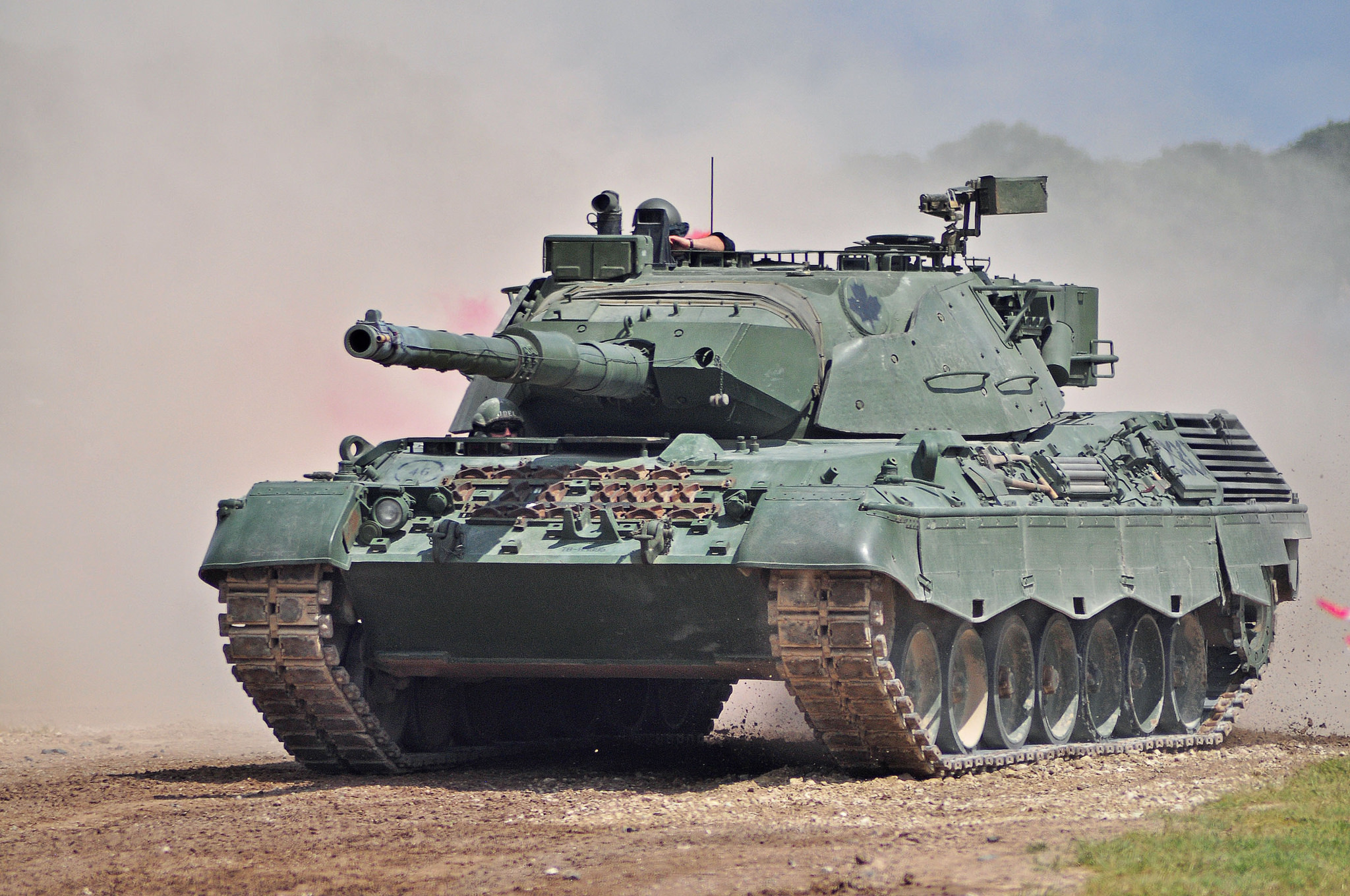 Military Leopard 1 2048x1360