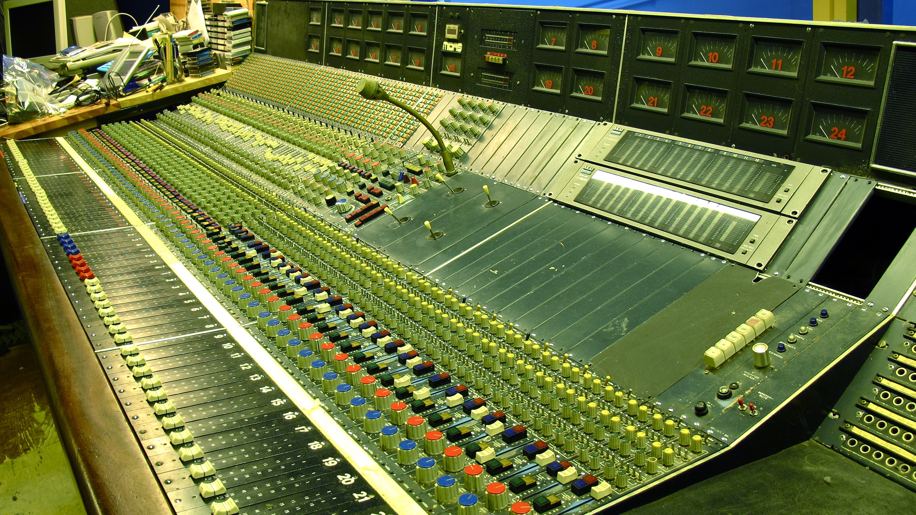 Music Midas Quadraphonic Studio Desk 3200x1800