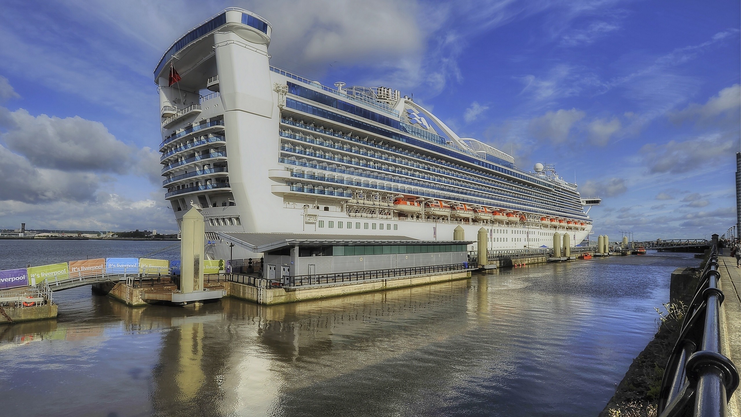 Cruise Ship Caribbean Princess Liverpool 2560x1440