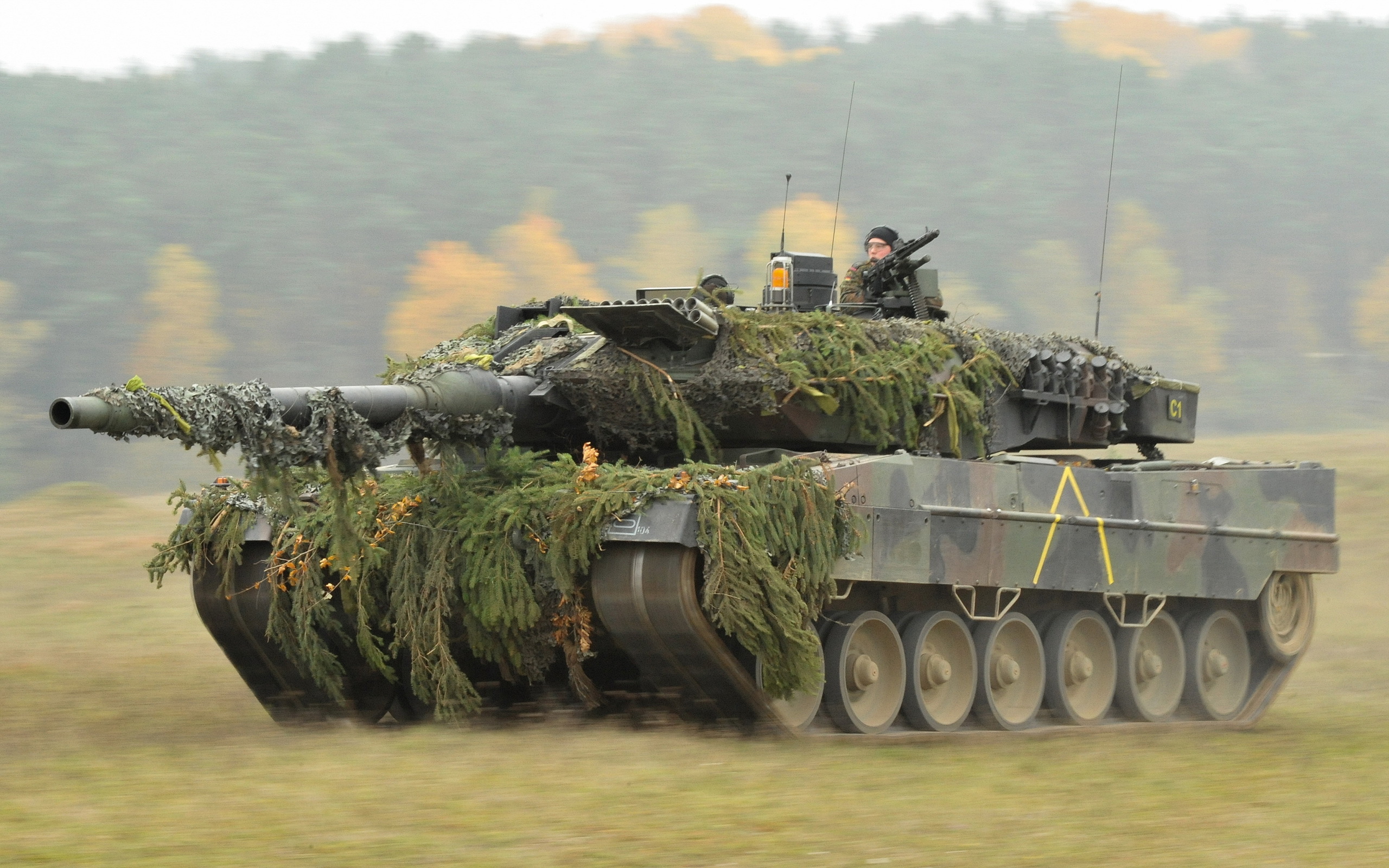 Tank Military Gun Soldier 2560x1600