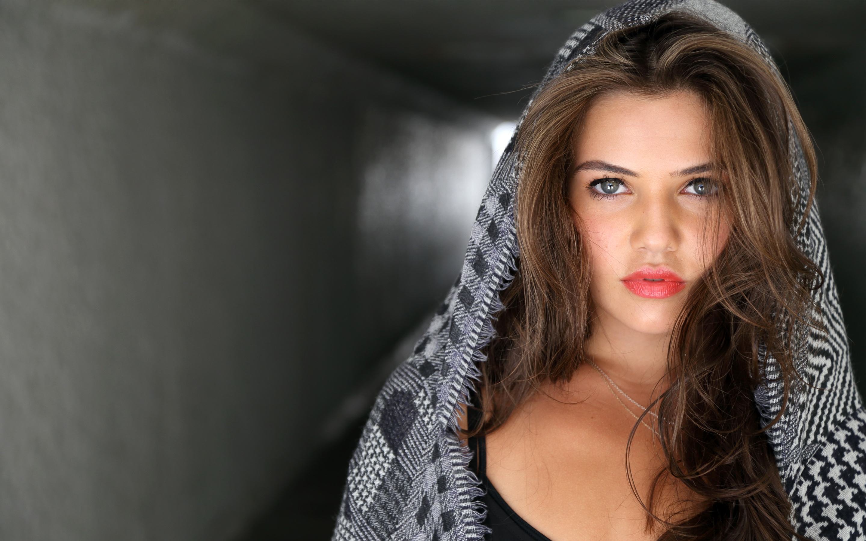 Danielle Campbell 2880x1800