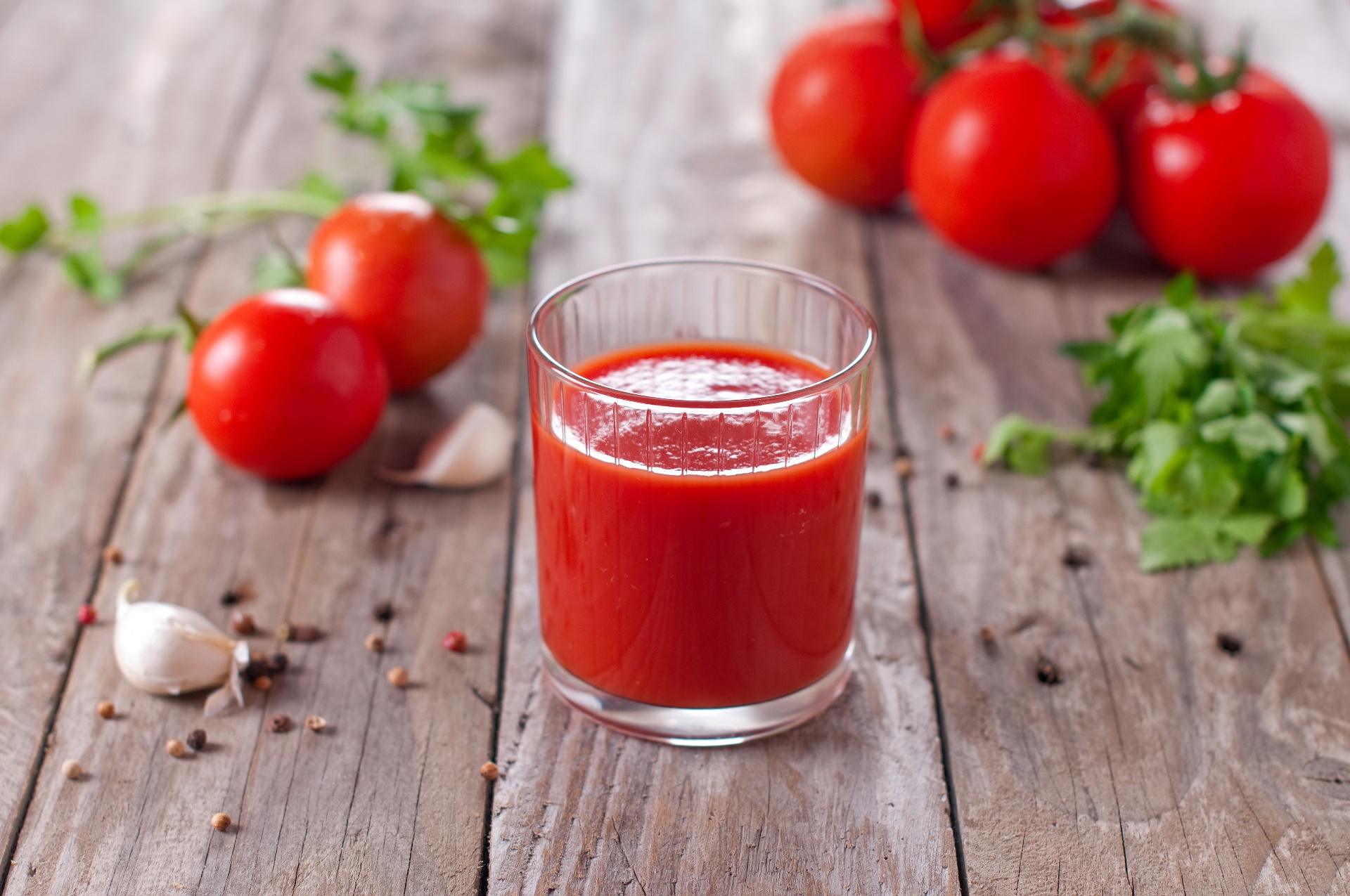 Tomatoes Drinking Glass Food Juice Garlic Black Pepper Spice Wooden Surface Leaves 1920x1275