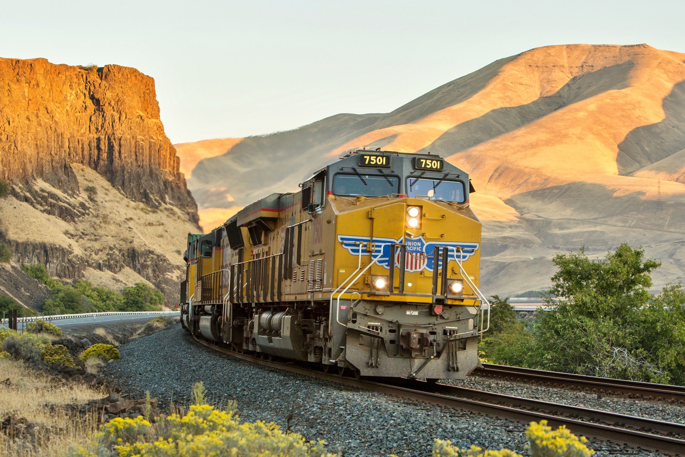 Train Vehicle Railway Cliff Desert Shadow Hills Diesel Locomotive 2233x1490