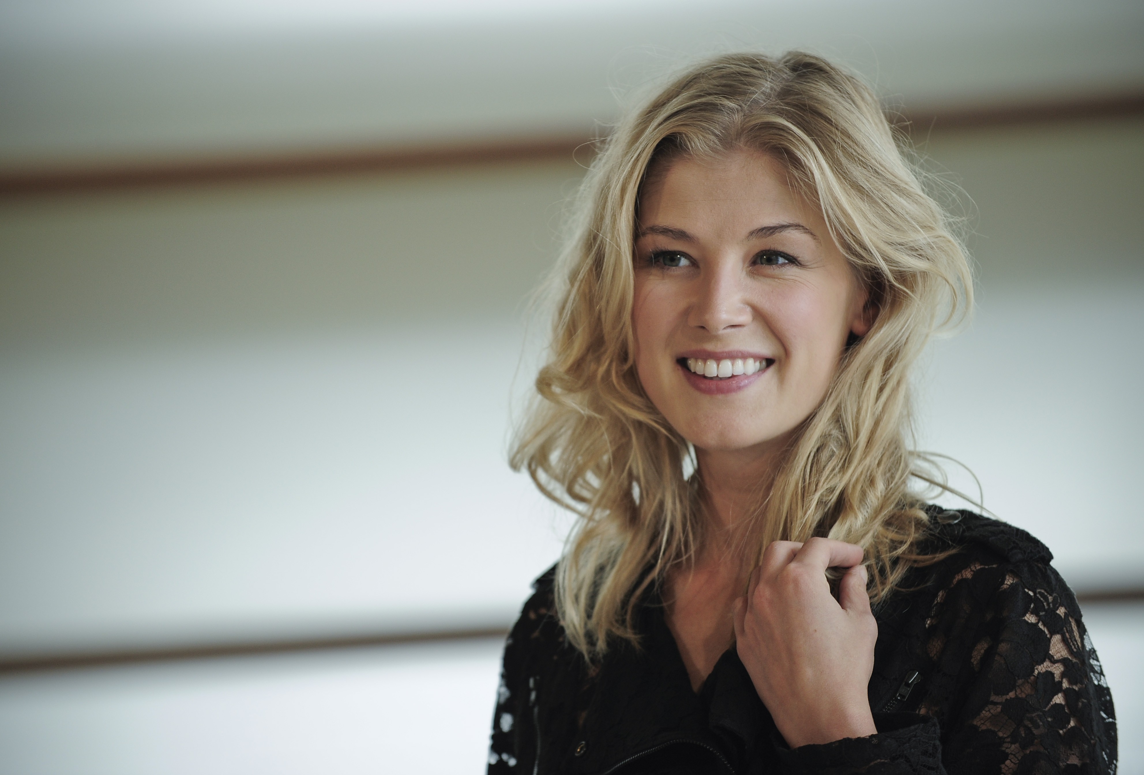 Rosamund Pike Actress Green Eyes Blonde Smile 3967x2690