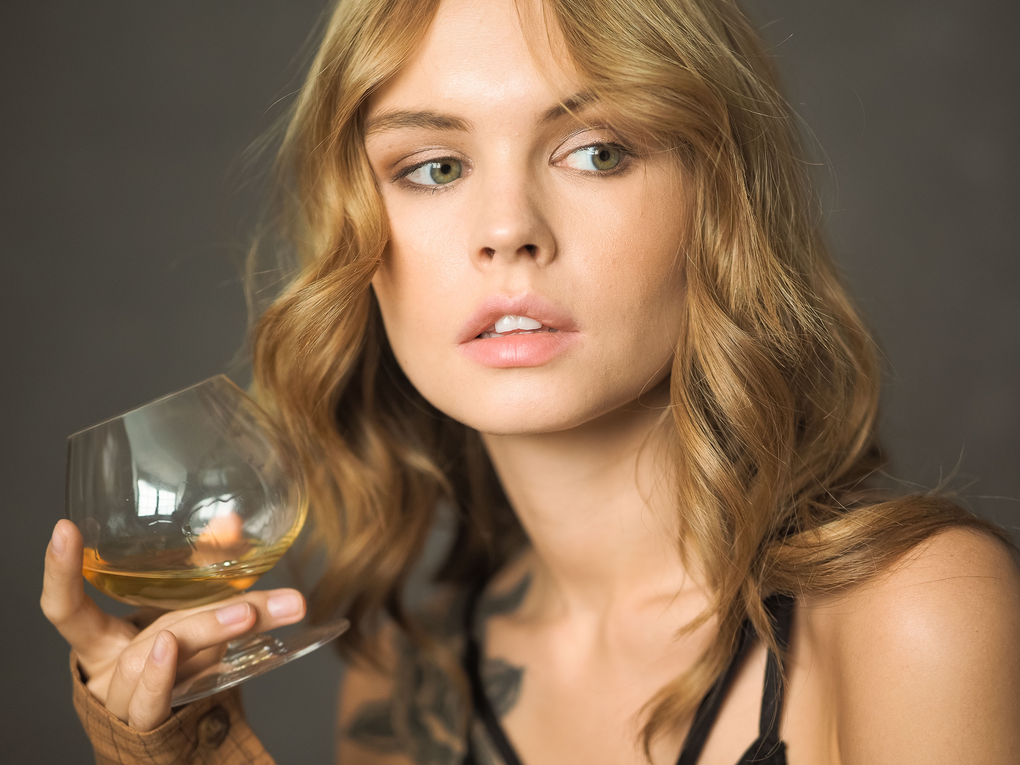 Drinking Glass Blonde Women Model Face Women Indoors Cognac Looking Away Open Mouth 3543x2657