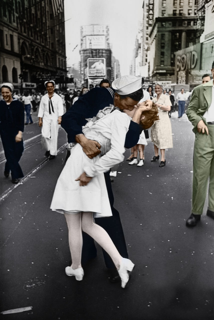 Men Photography Portrait Display Vintage Colorized Photos Street Women White Dress Kissing New York  856x1280