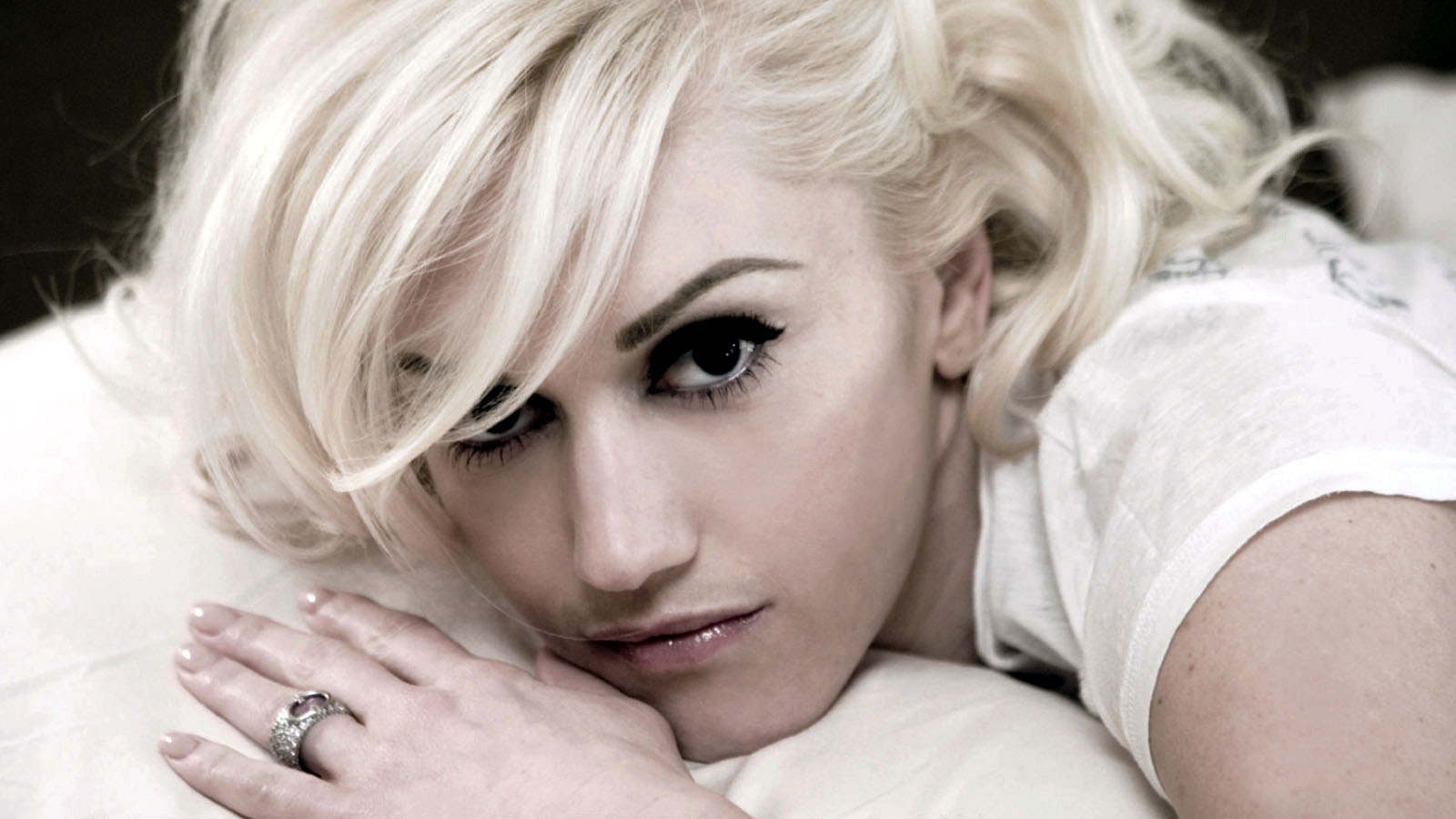 Gwen Stefani 1600x900