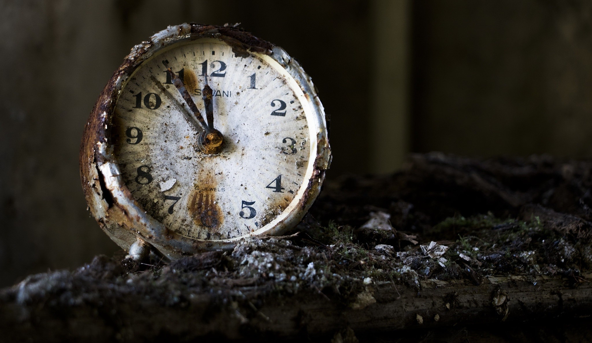 Old Rust Clocks Macro Urban Decay 2048x1187