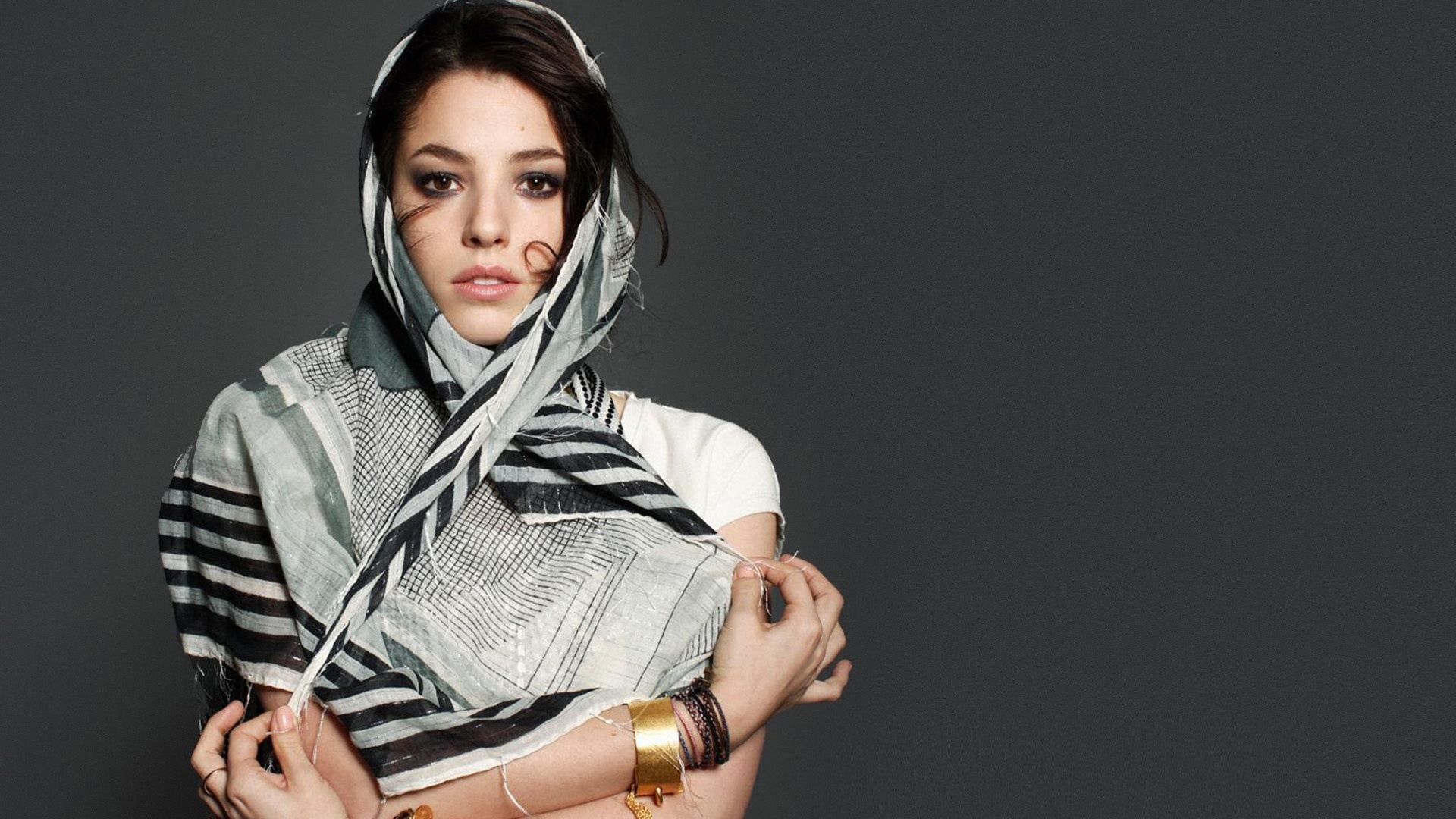 Olivia Thirlby Looking At Viewer Women Brunette Actress Scarf 1920x1080