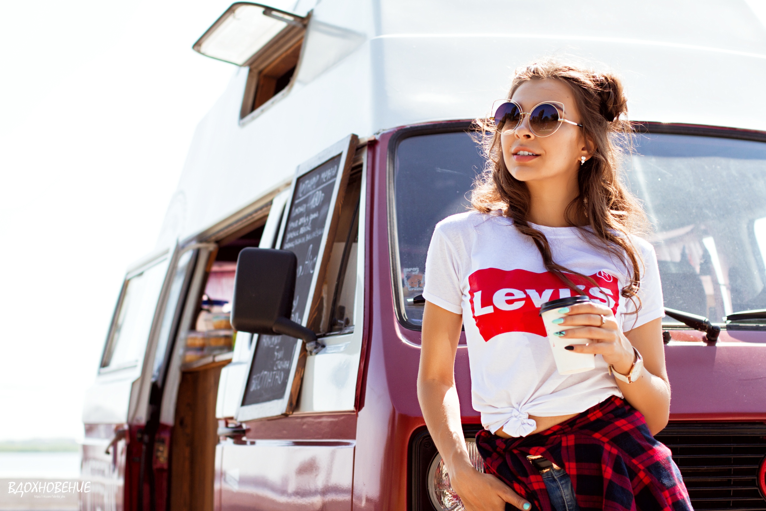 Women Brunette Model Women With Shades Sunglasses T Shirt Van Coffee Levis Smiling Painted Nails Wom 2560x1707