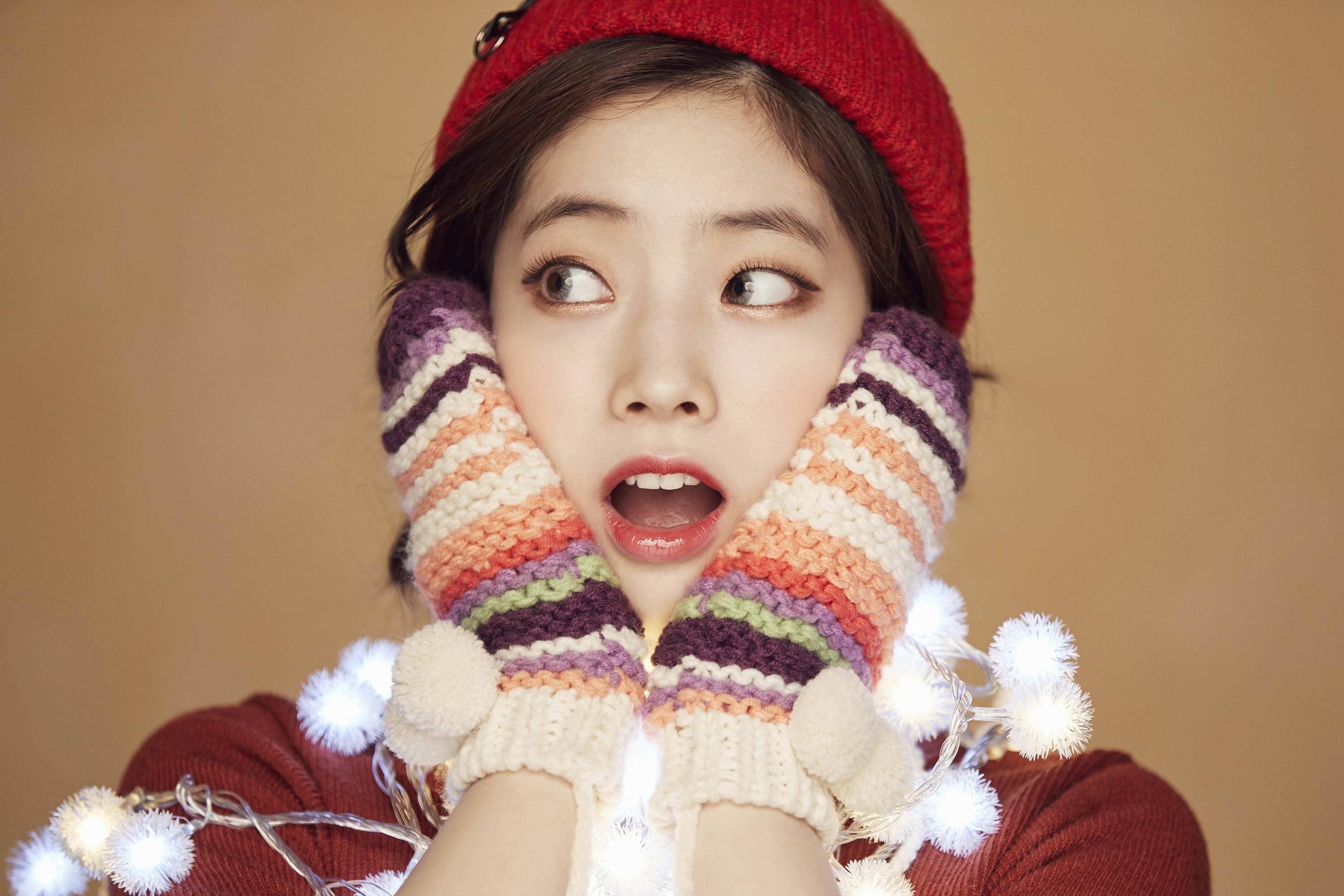 K Pop K Pop Twice Women Asian Singer Christmas Warm Colors Twice Dahyun Brunette Looking Away 3000x2000